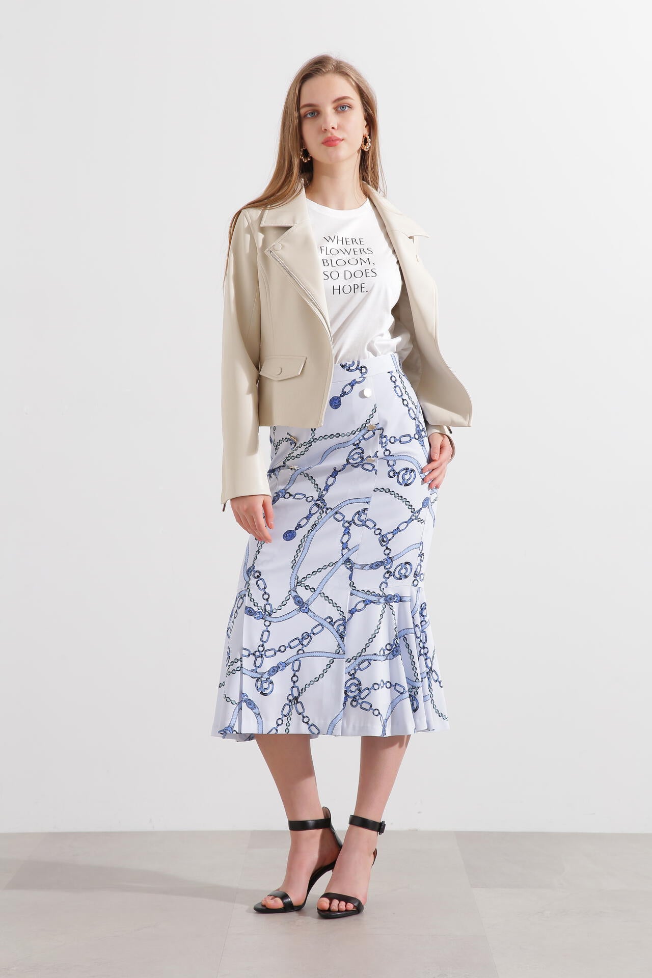 Where flowers bloom Tシャツ