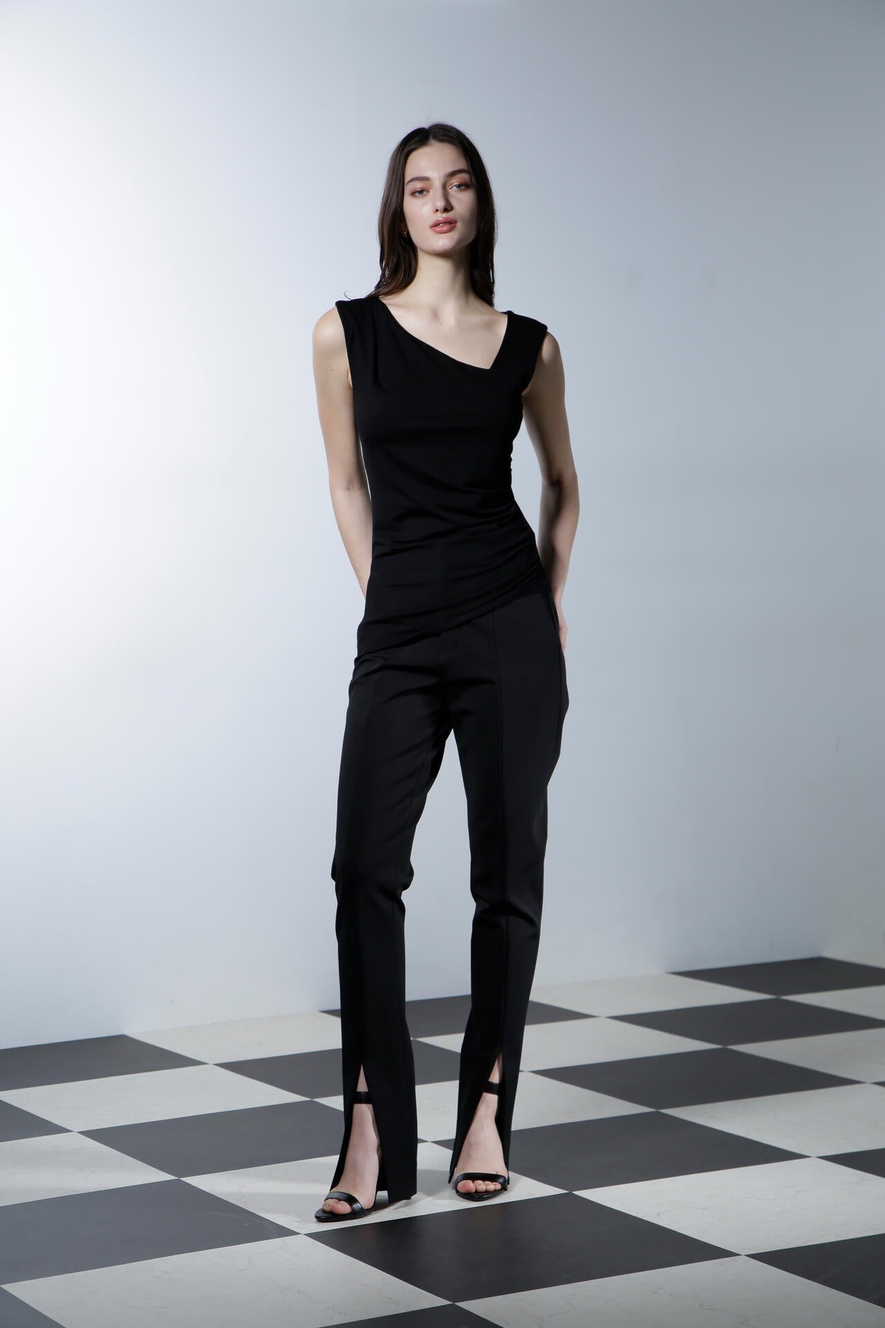 アシンメトリーネックカットソートップス_