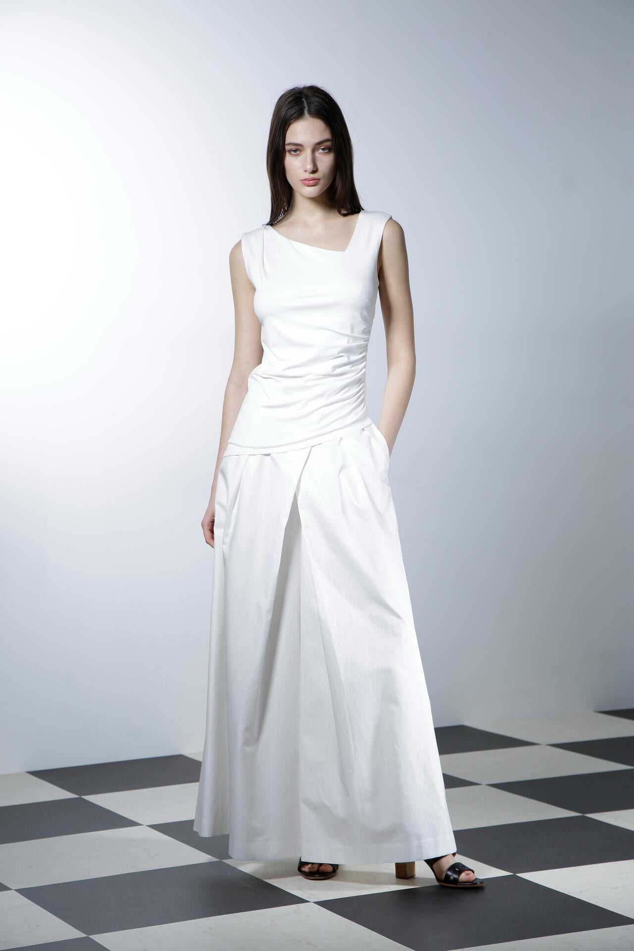 アシンメトリーネックカットソートップス_