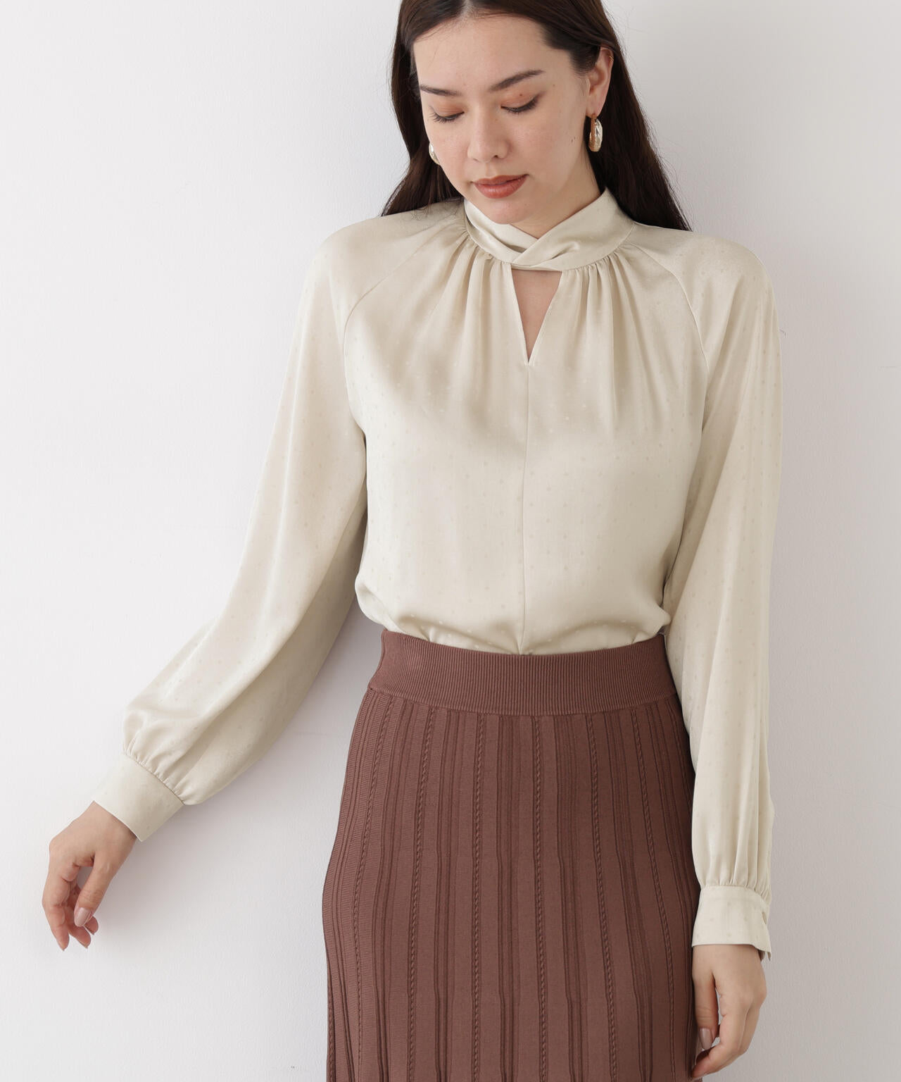 ギャザーネックドットジャガードブラウス