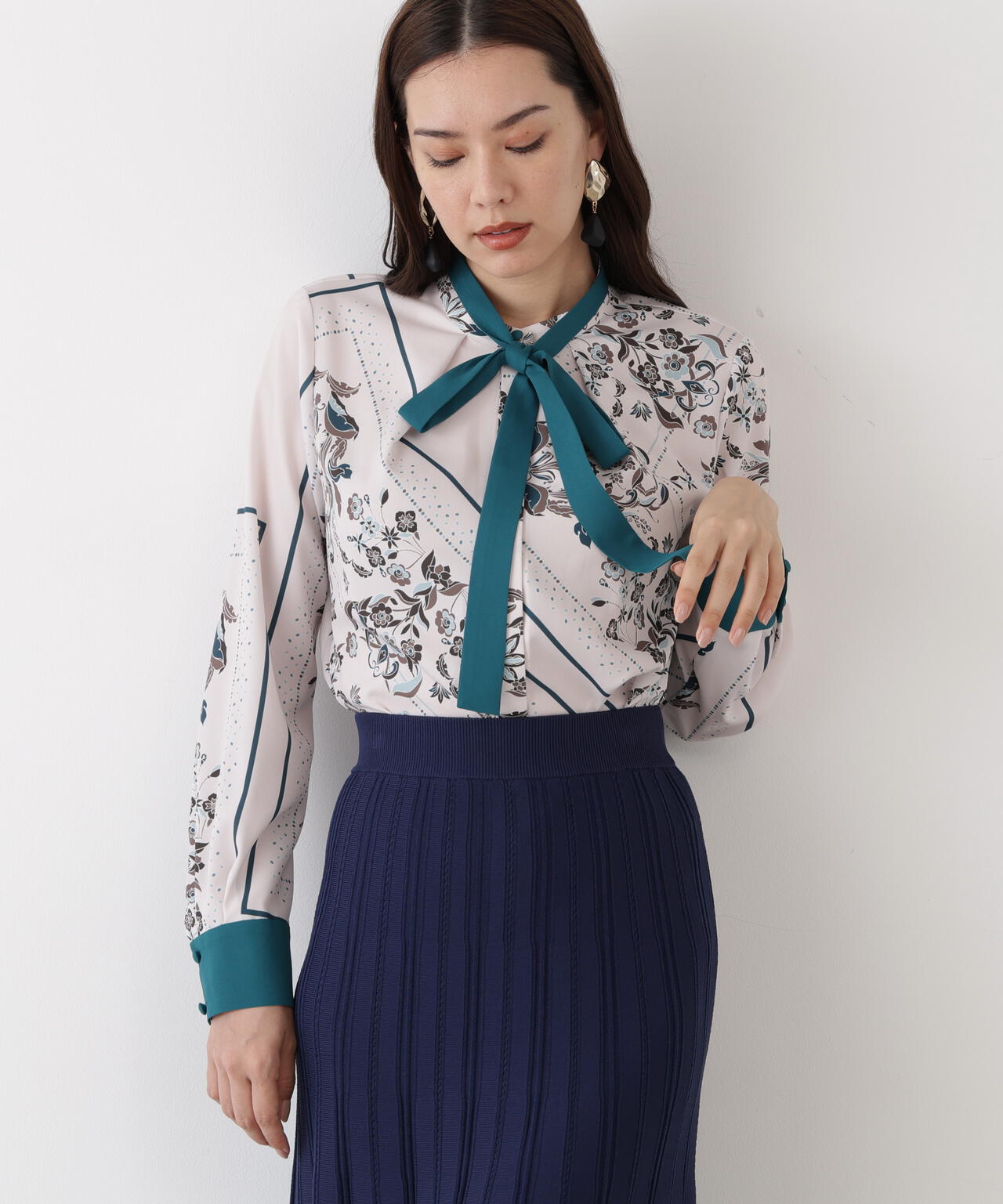 フローラルスカーフプリントブラウス