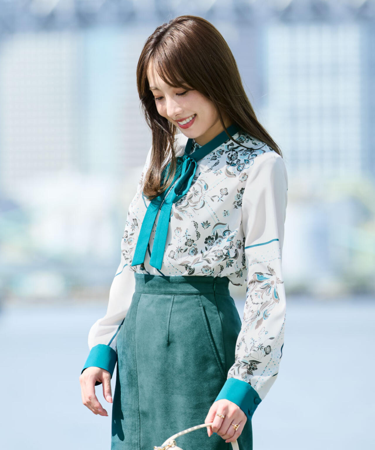 フローラルスカーフプリントブラウス