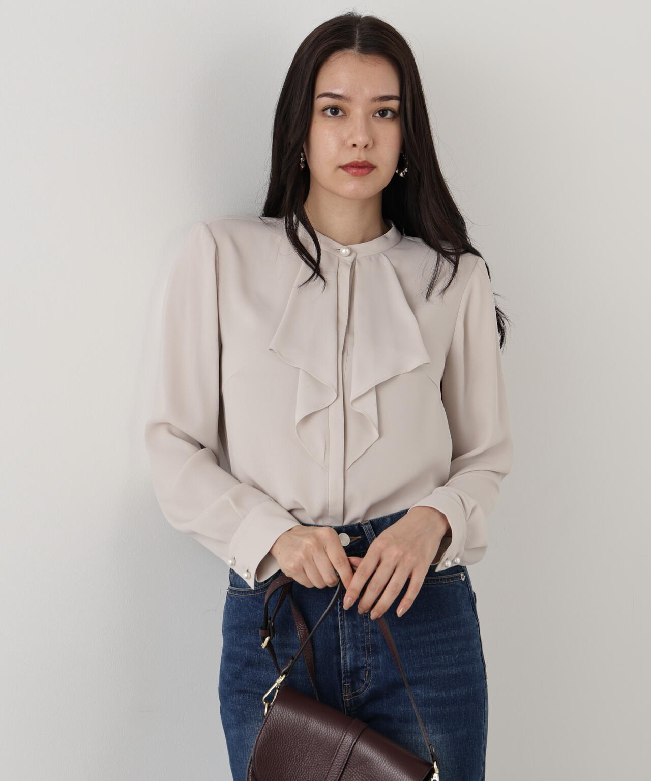 フロントラッフルパール釦ブラウス