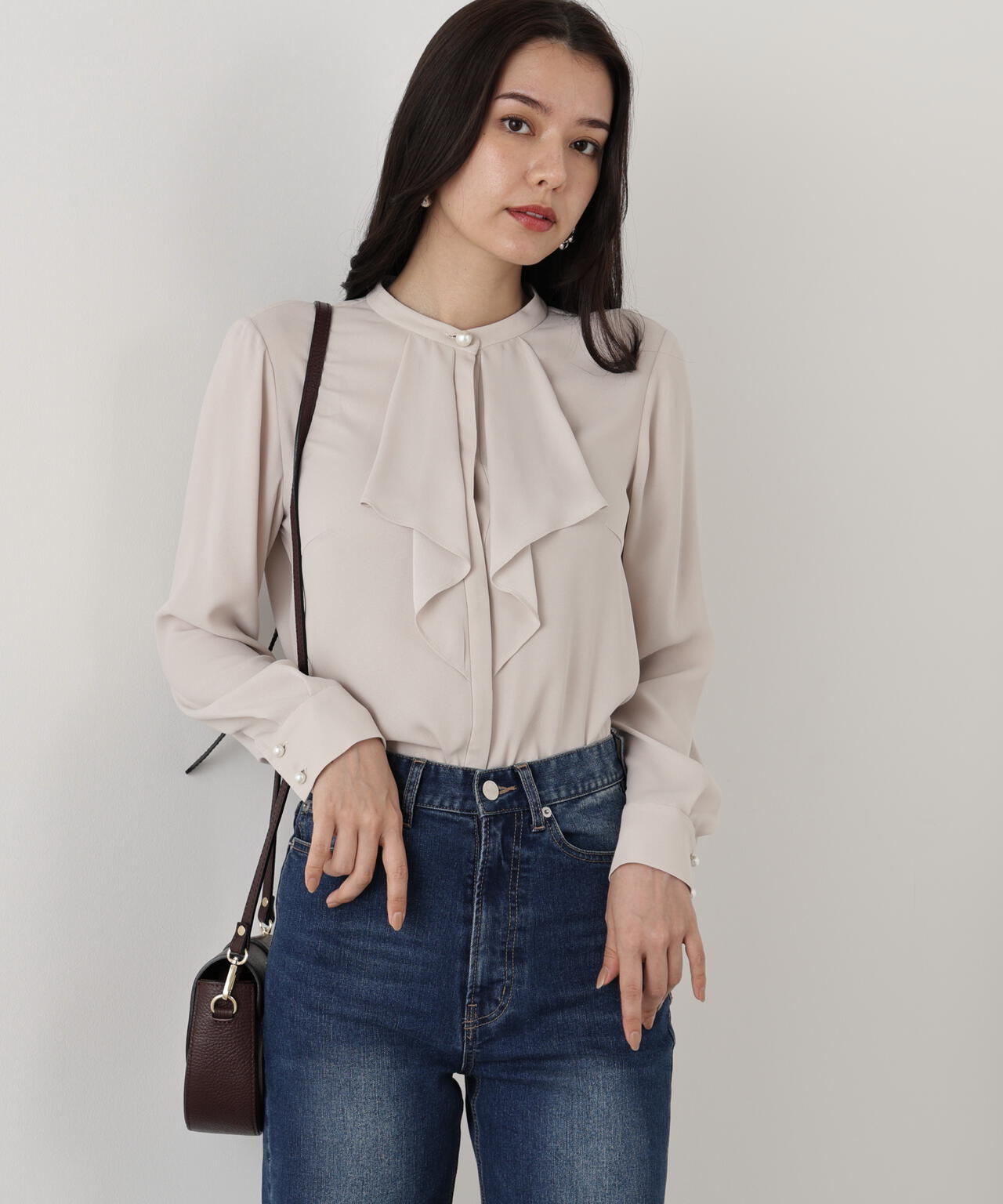 フロントラッフルパール釦ブラウス