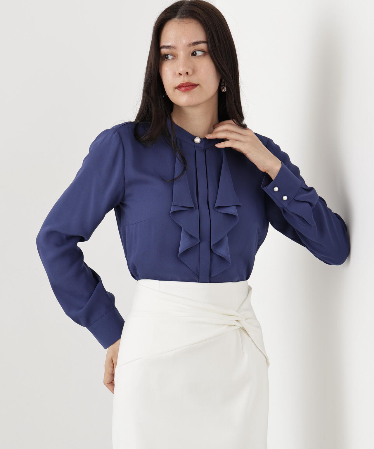 フロントラッフルパール釦ブラウス