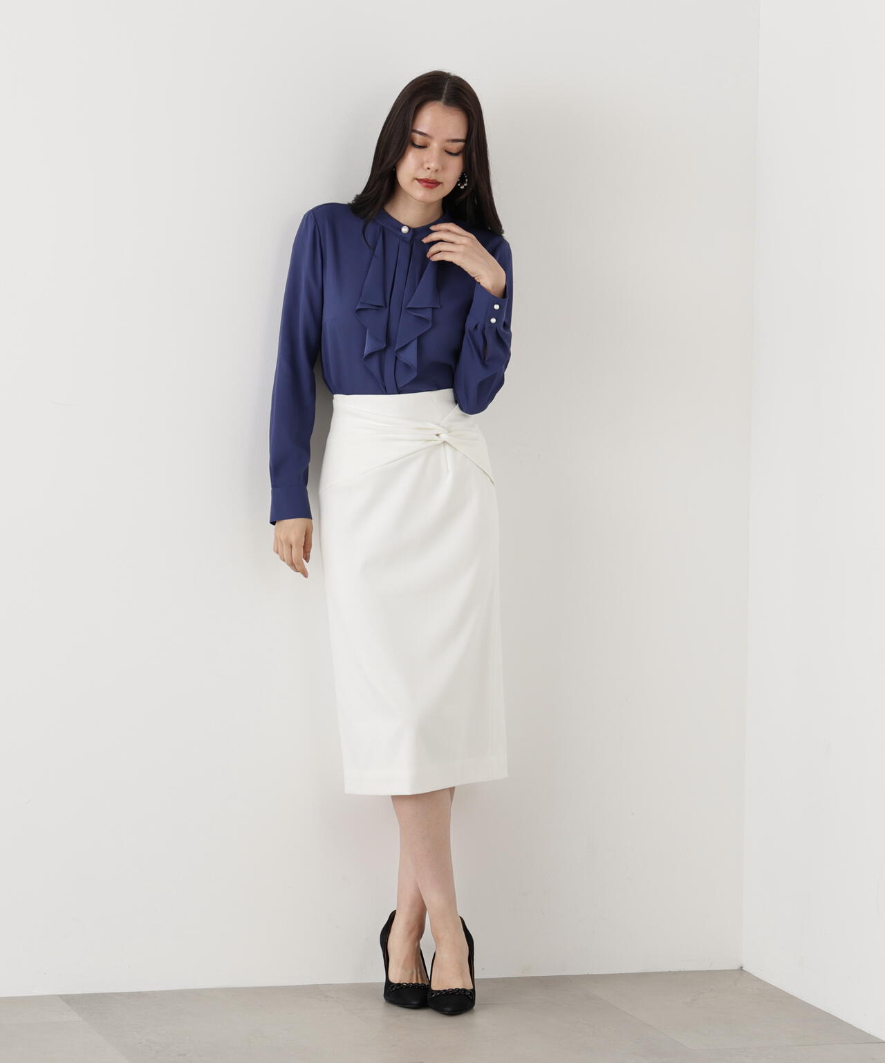 フロントラッフルパール釦ブラウス