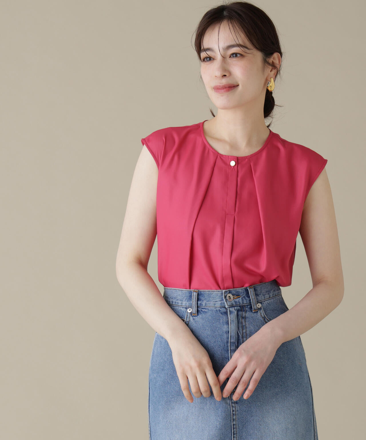 メタルボタンクルーネックタックブラウス