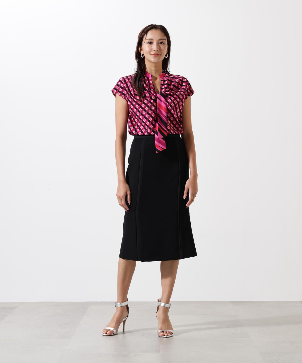 ジオメトリックプリントクロスリボンブラウス