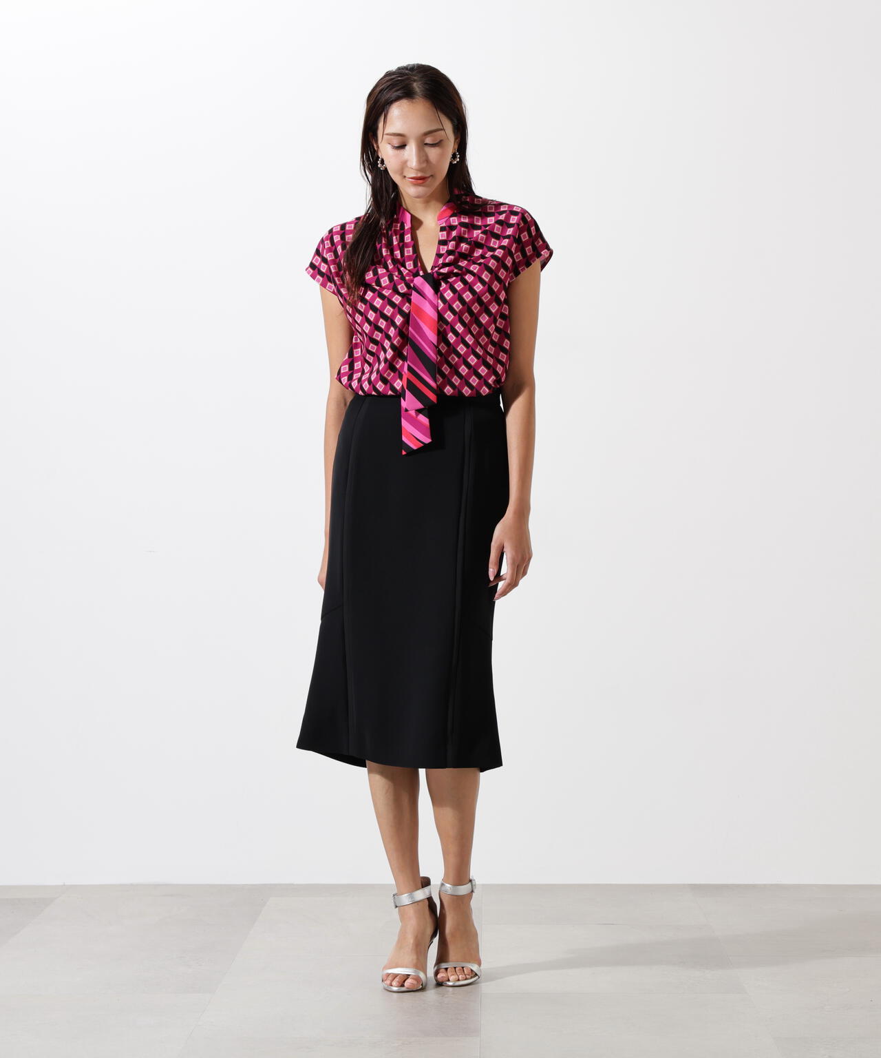 ジオメトリックプリントクロスリボンブラウス