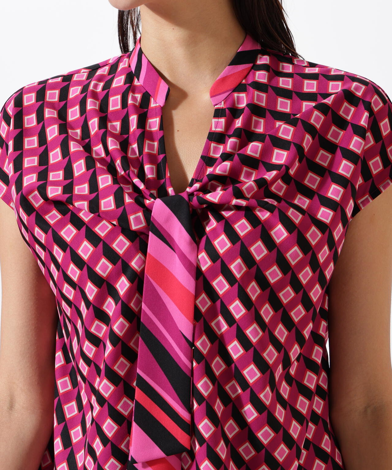 ジオメトリックプリントクロスリボンブラウス