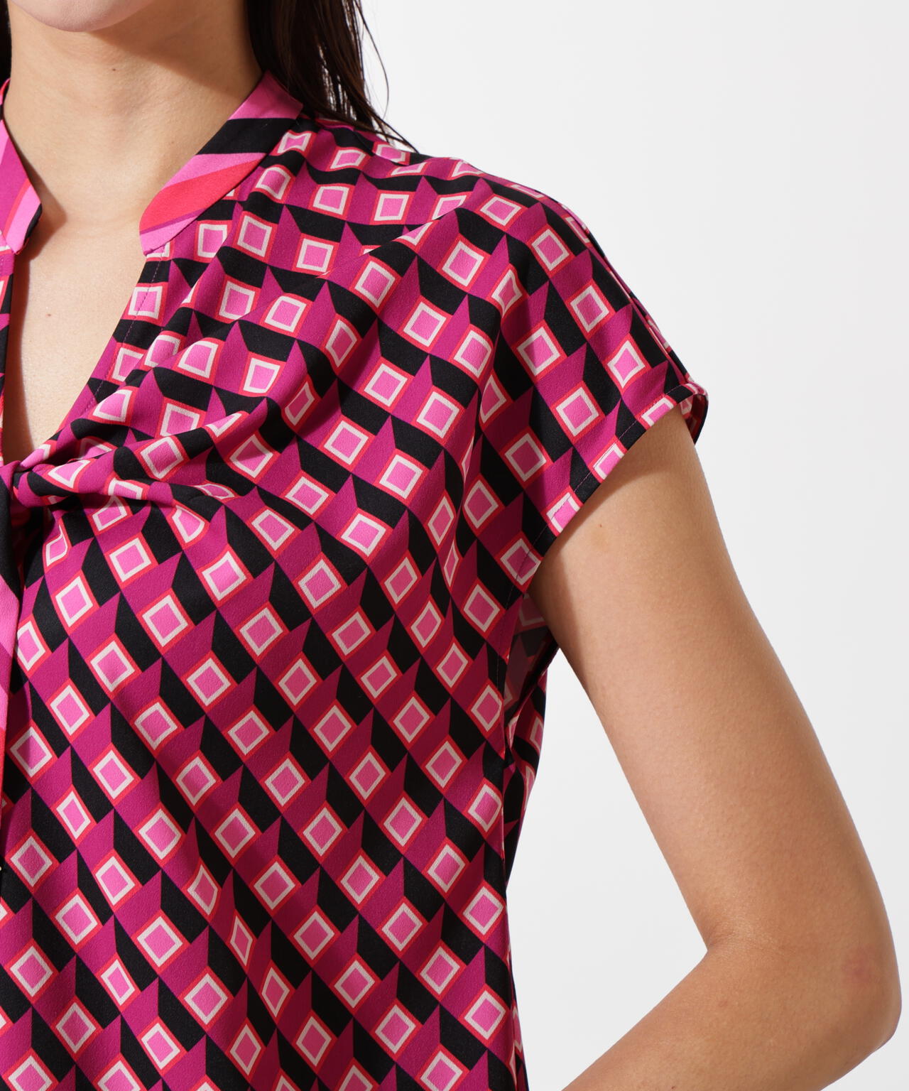 ジオメトリックプリントクロスリボンブラウス