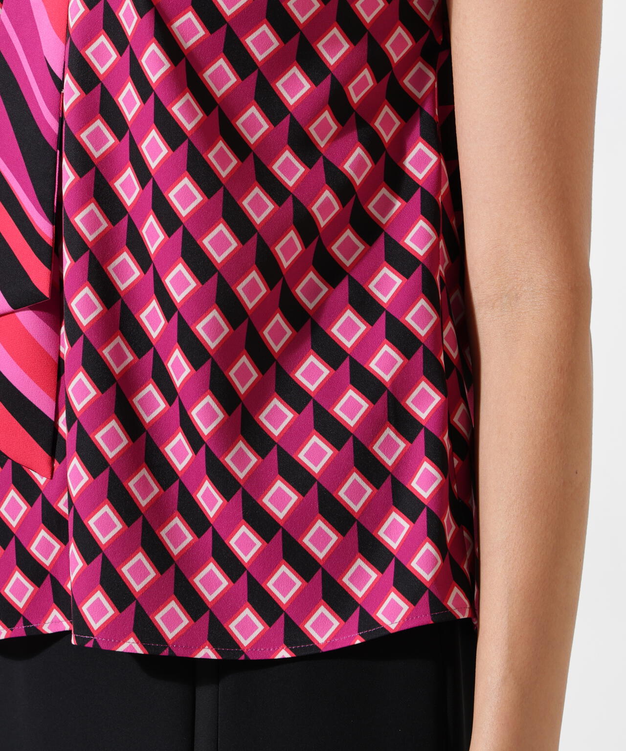 ジオメトリックプリントクロスリボンブラウス