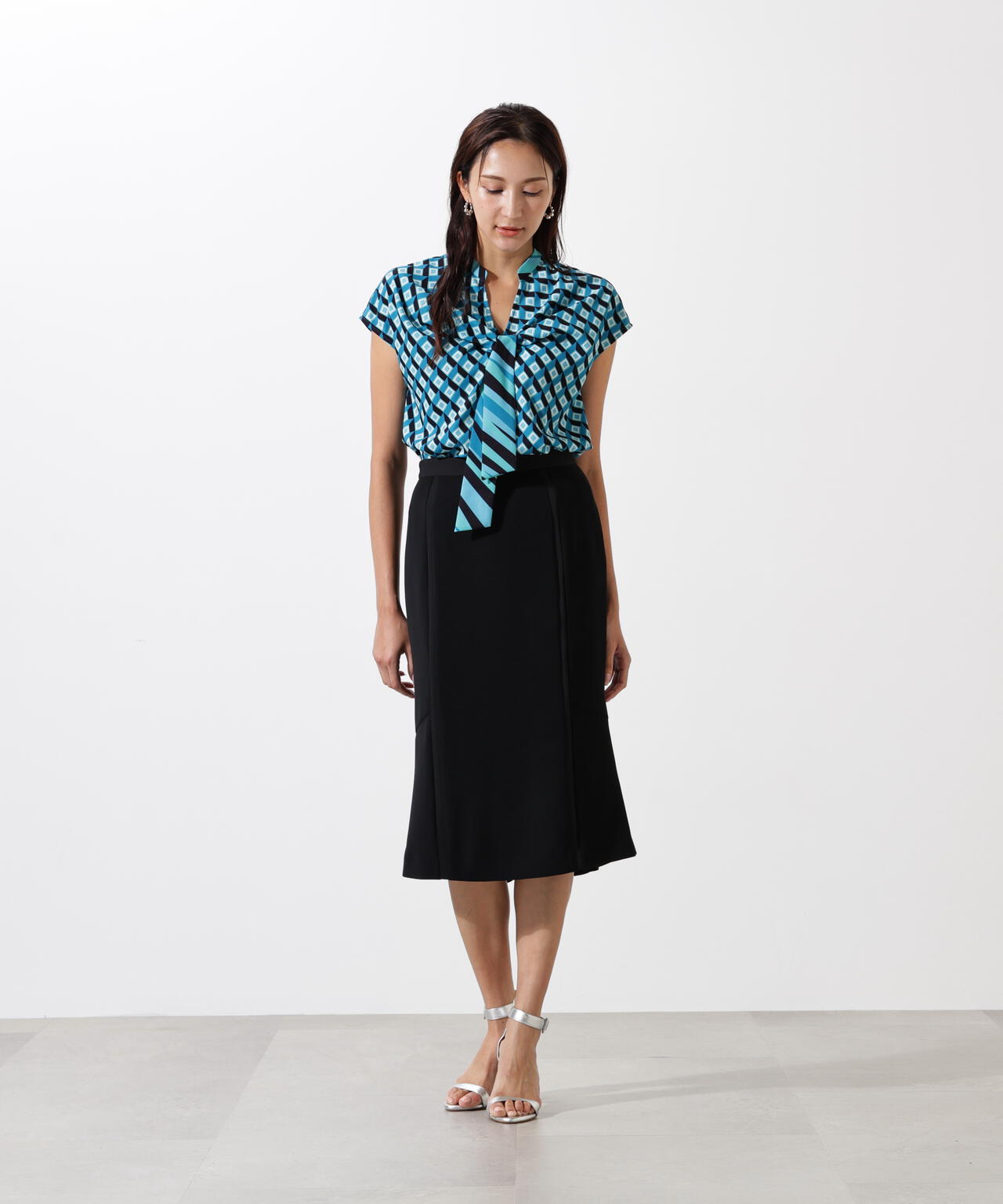 ジオメトリックプリントクロスリボンブラウス