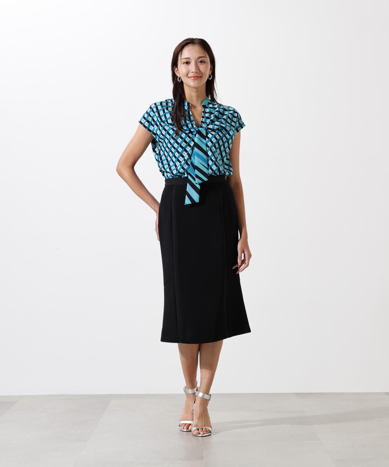 ジオメトリックプリントクロスリボンブラウス