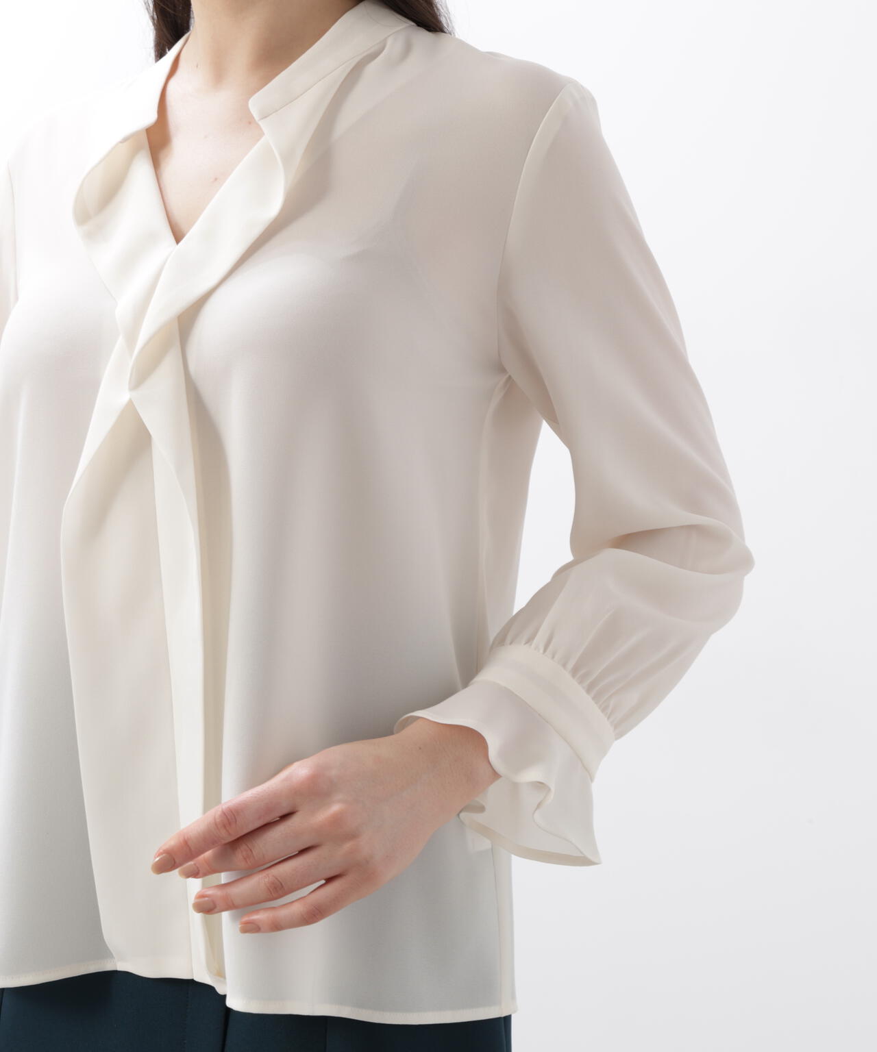 バンドカラーラッフルブラウス