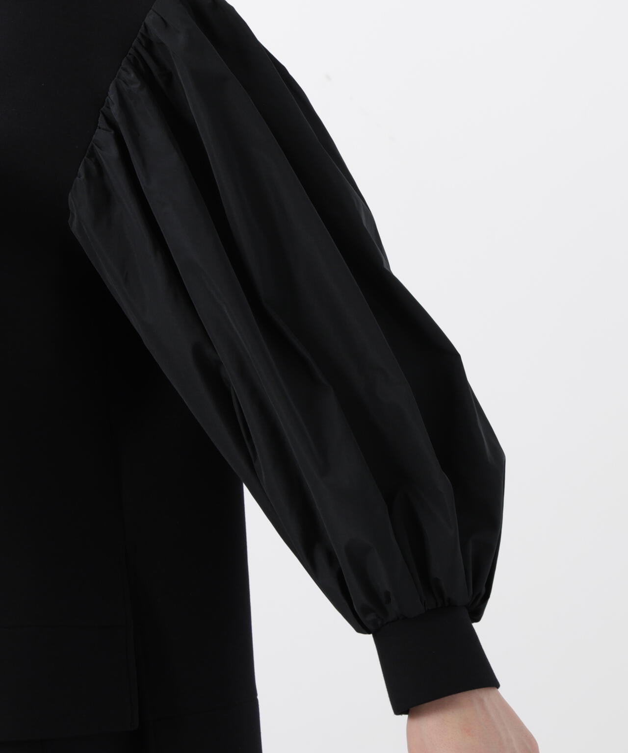 タフタスリーブダンボールトップス