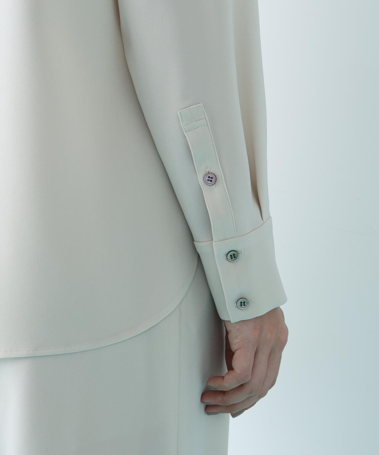 ダブルサテンレイヤードブラウス