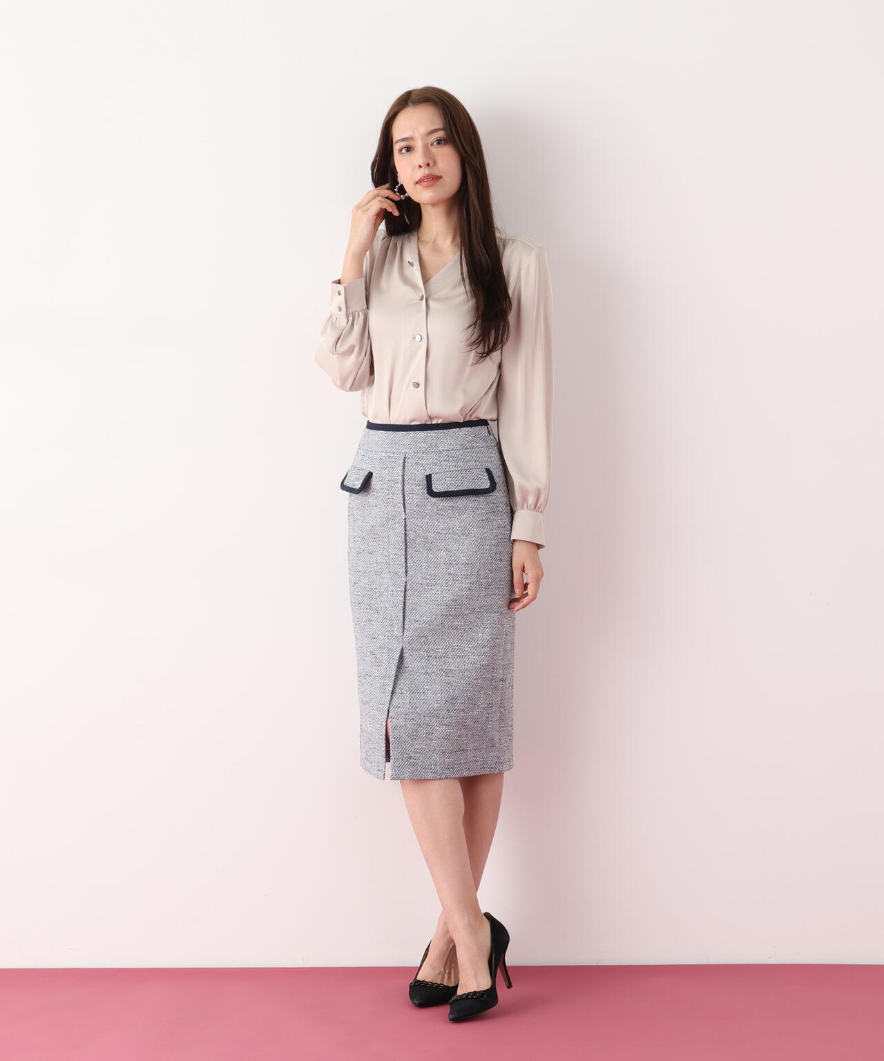 Vネックボタンブラウス