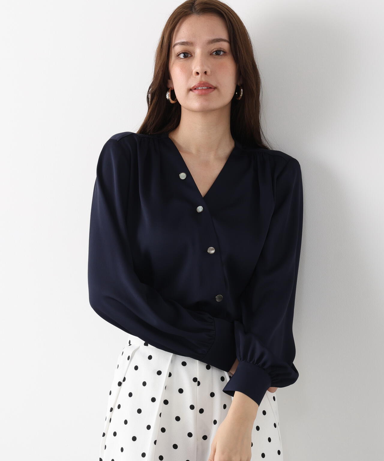 Vネックボタンブラウス
