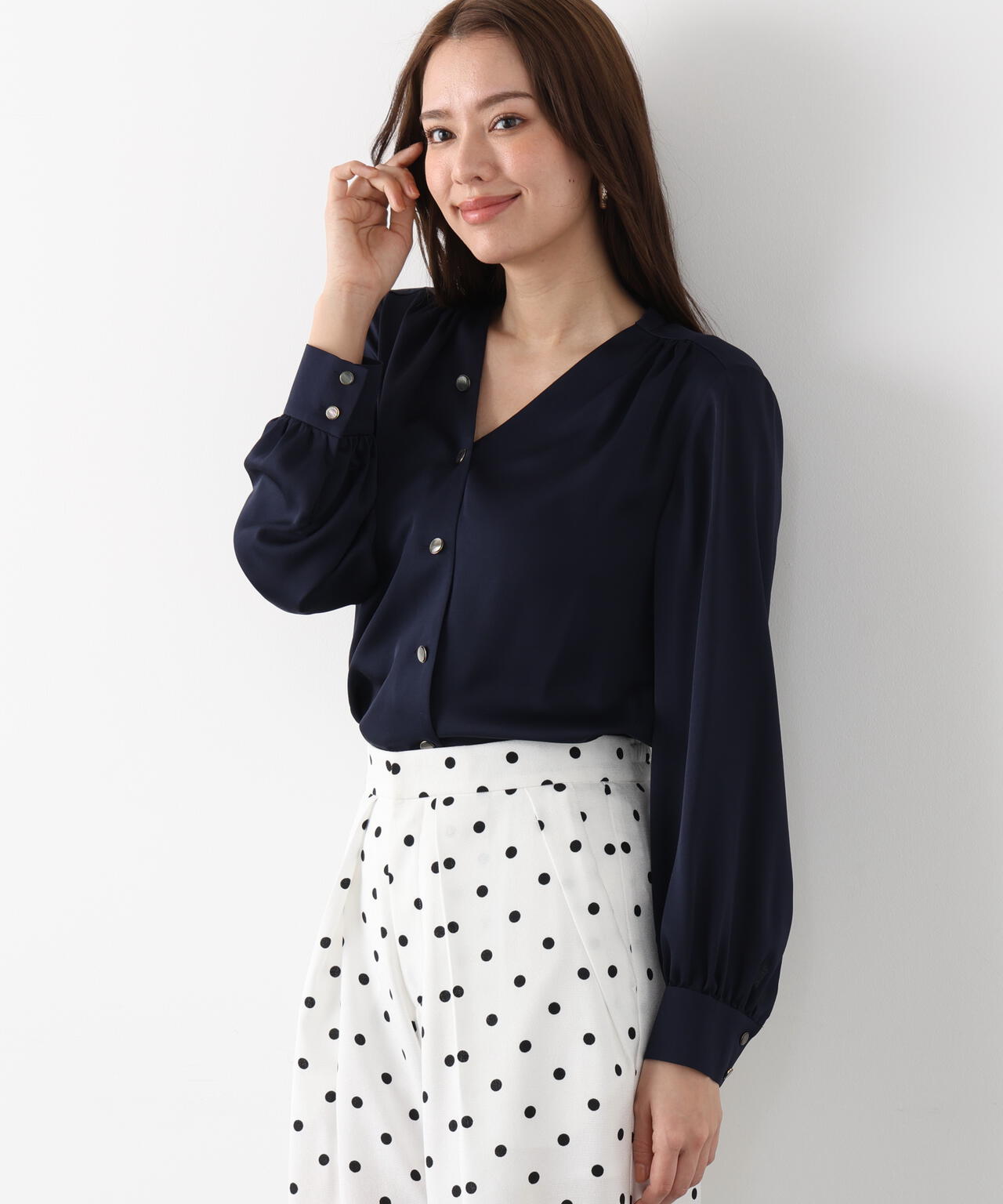 Vネックボタンブラウス