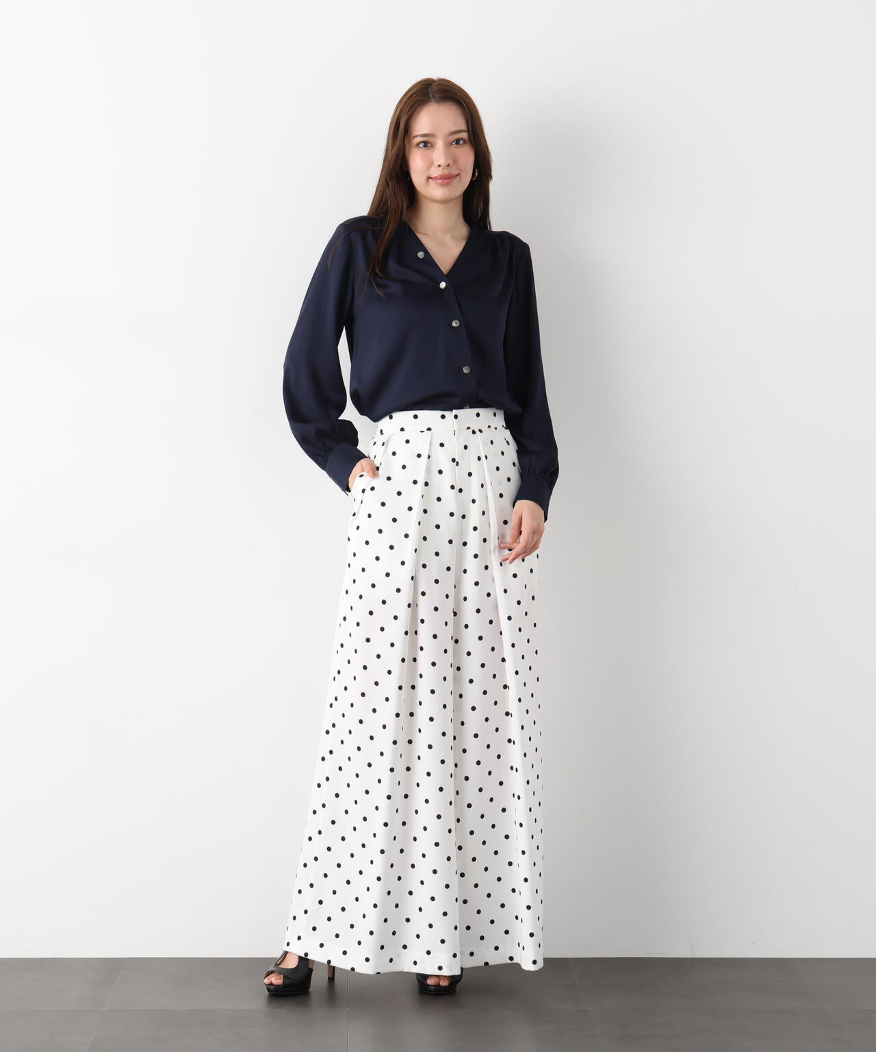 Vネックボタンブラウス