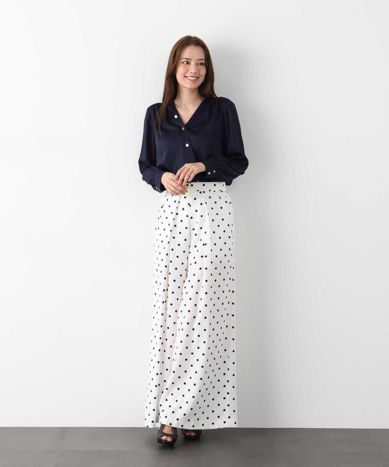 Vネックボタンブラウス