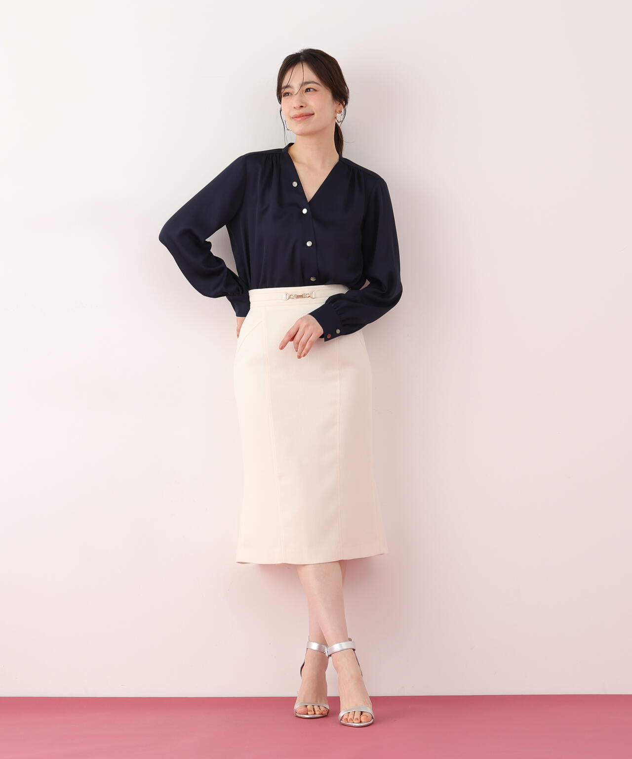 Vネックボタンブラウス