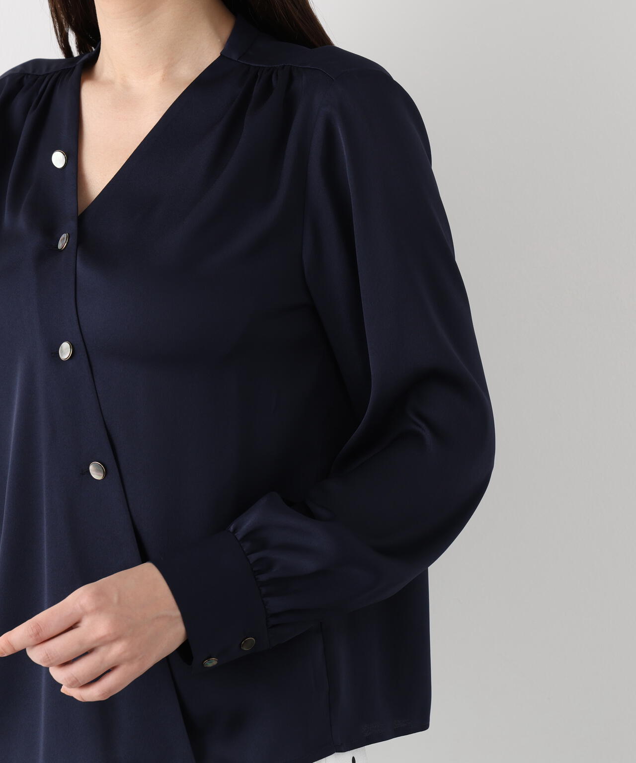 Vネックボタンブラウス