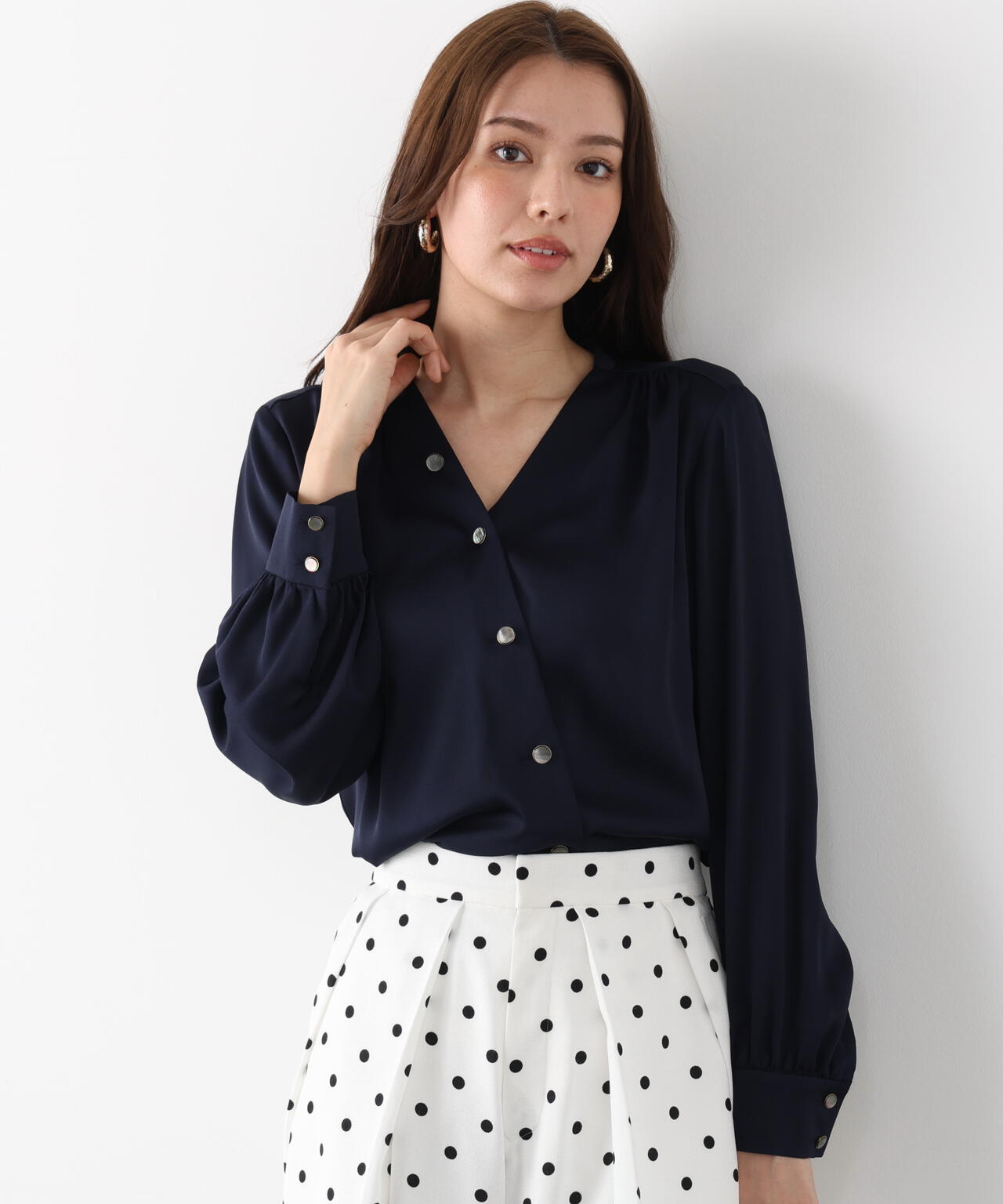 Vネックボタンブラウス