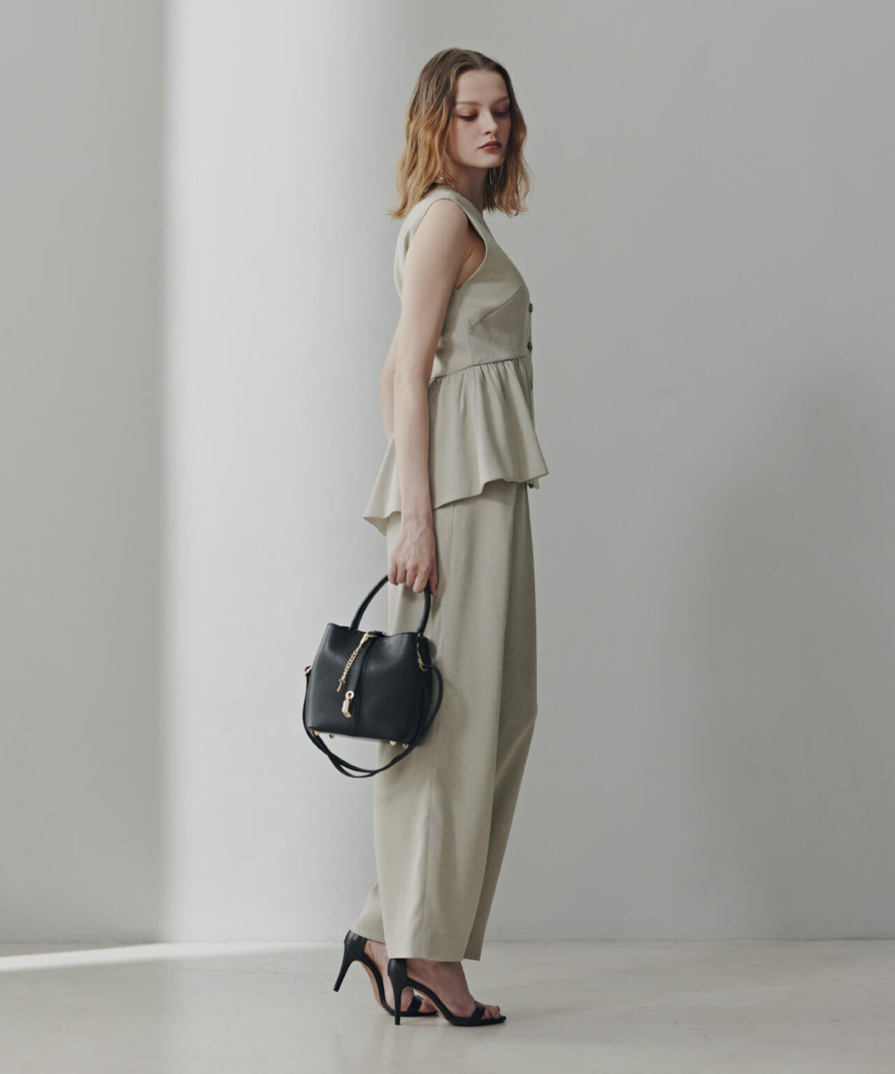 スラブ調ペプラムブラウス