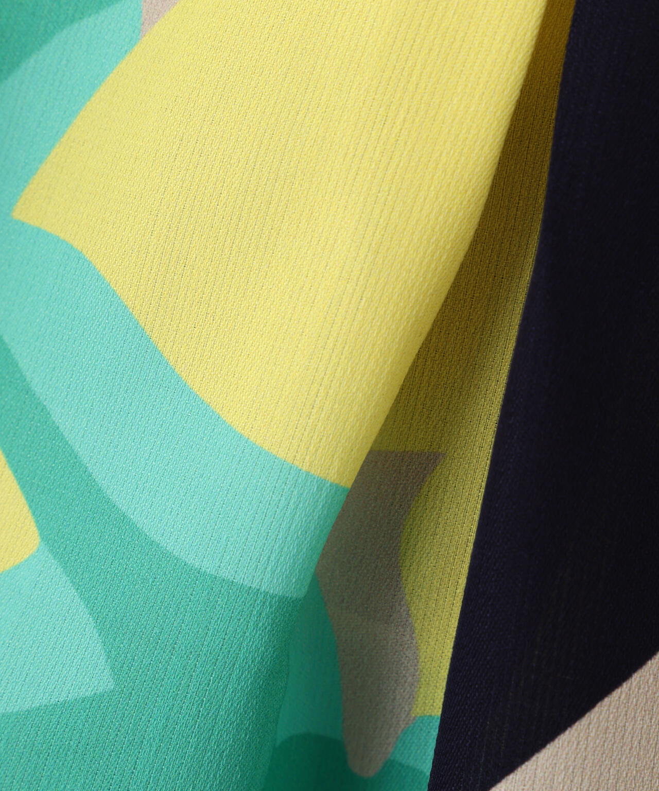 シェードリーフプリントVネックブラウス