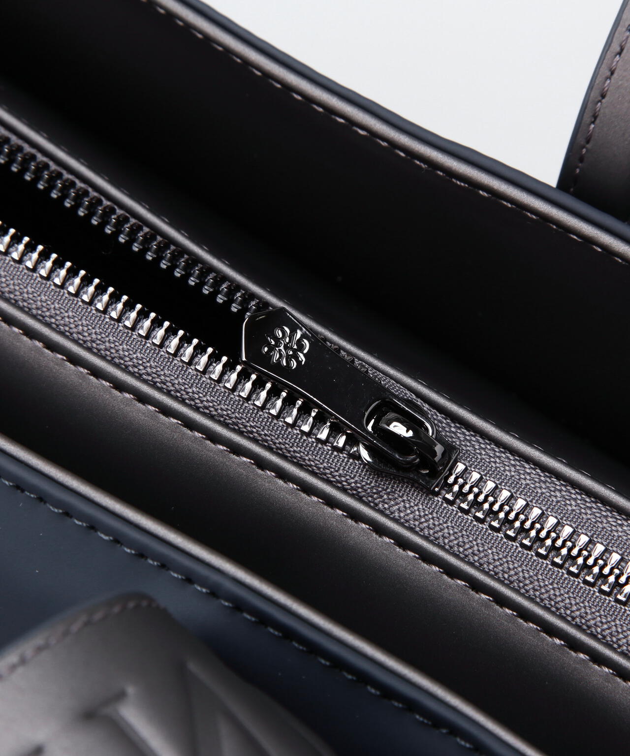 合皮エンボストートバッグ (UNISEX)