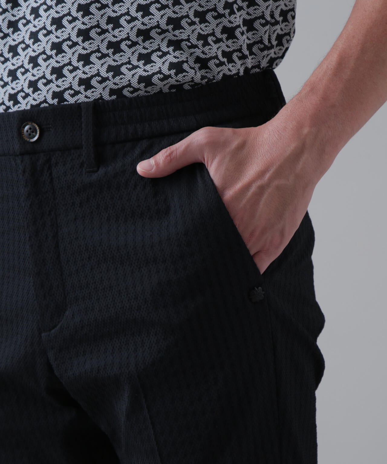 ドットストライプジャカード レギュラーテーパードパンツ (MENS)