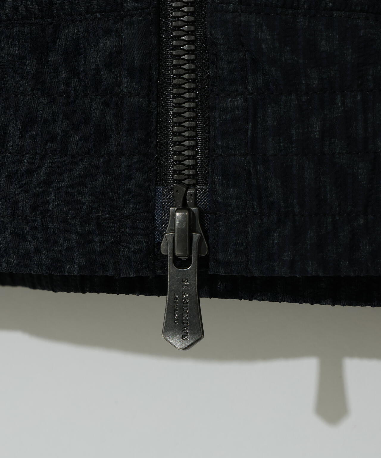 ヘリンボーンプリント中綿キルトブルゾン (MENS)