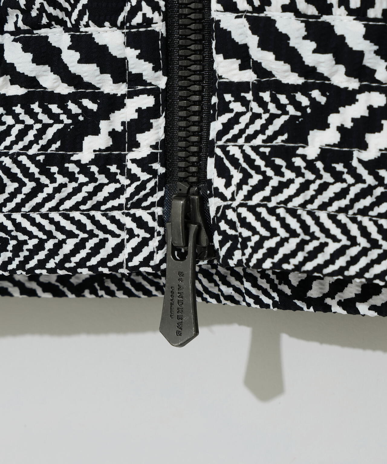 ヘリンボーンプリント中綿キルトブルゾン (MENS)