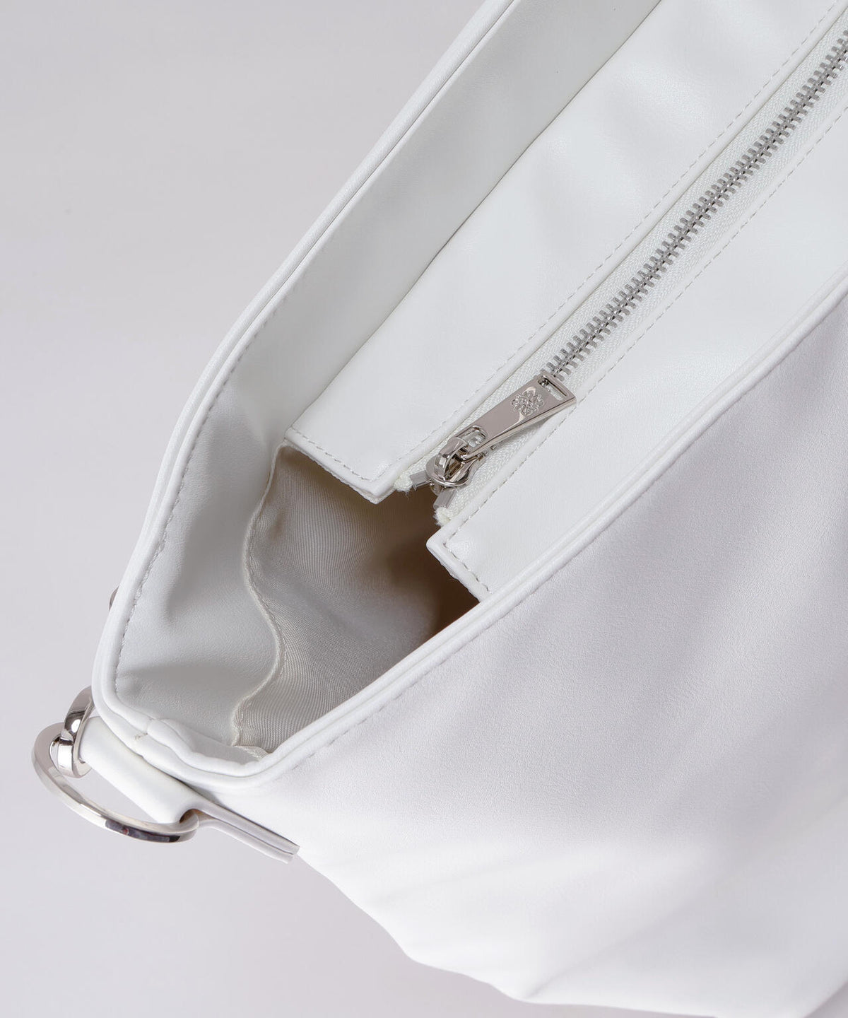 ロゴエンボストートバッグ (UNISEX)