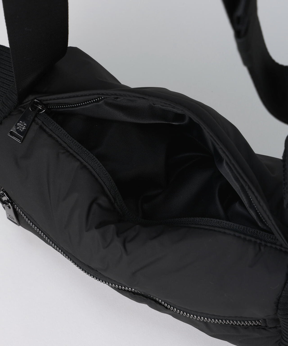 ポリエステルタフタウエストポーチ型ハンドウォーマー (UNISEX)