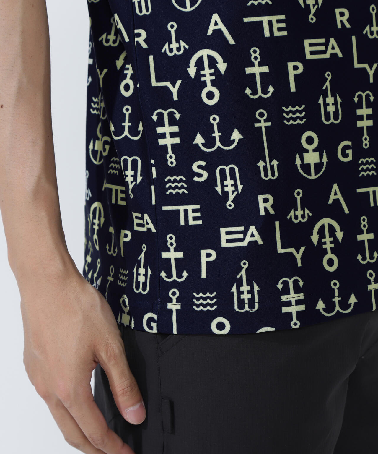 アンカーロゴ柄プリント半袖モックネックカットソー