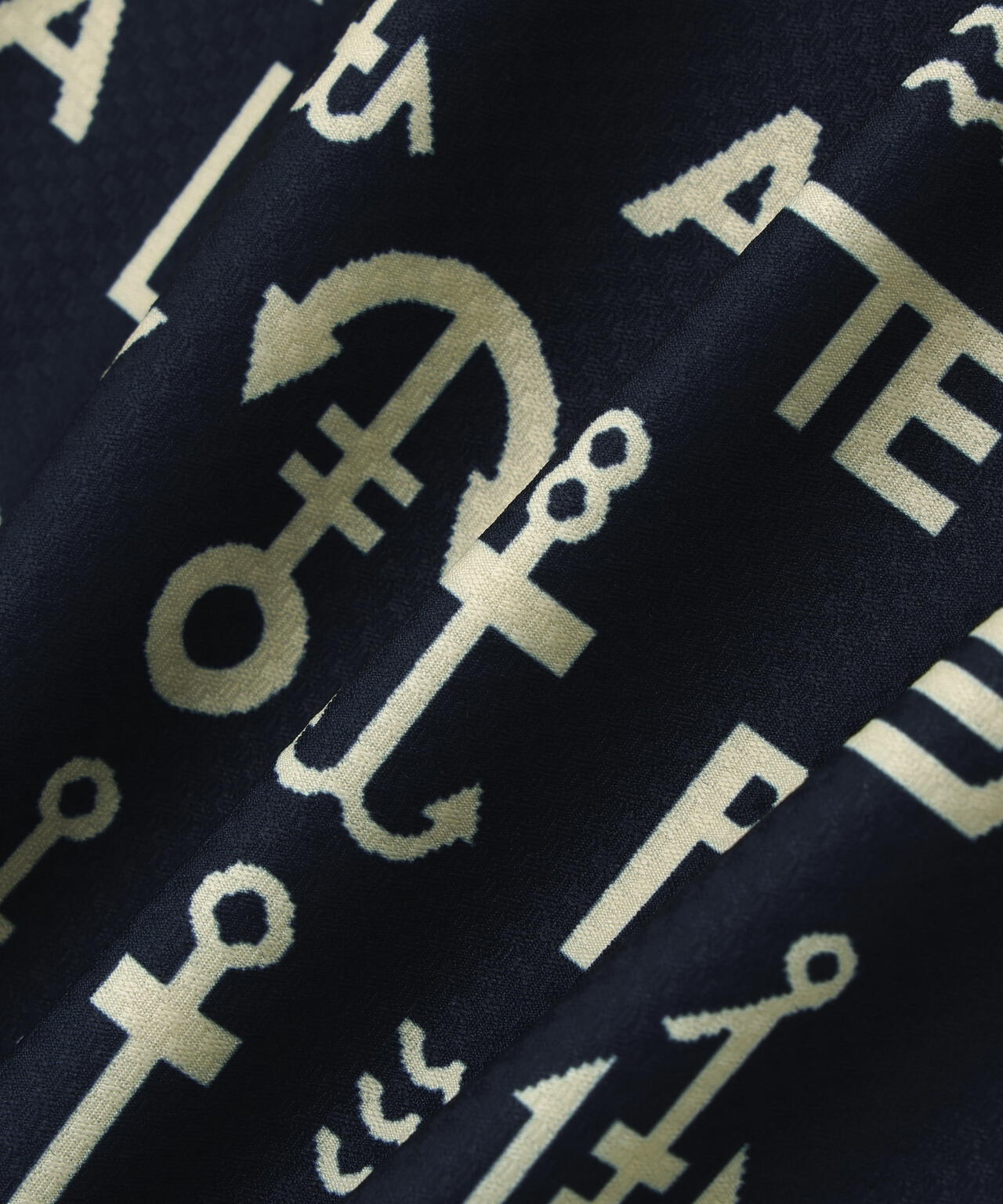 アンカーロゴ柄プリント半袖モックネックカットソー