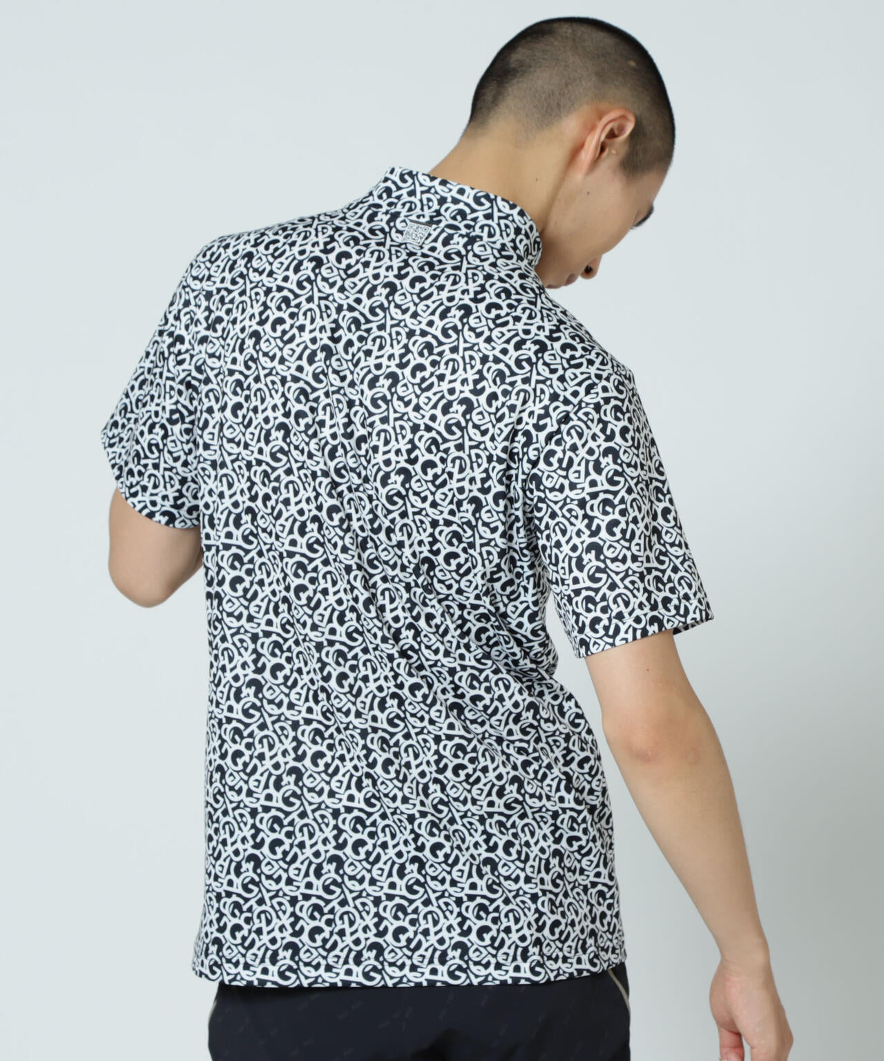 【PGG】【直営店舗&公式オンライン限定】エプシロンダブルメッシュ半袖ハイネックカットソー <ロゴ総柄> (MENS)