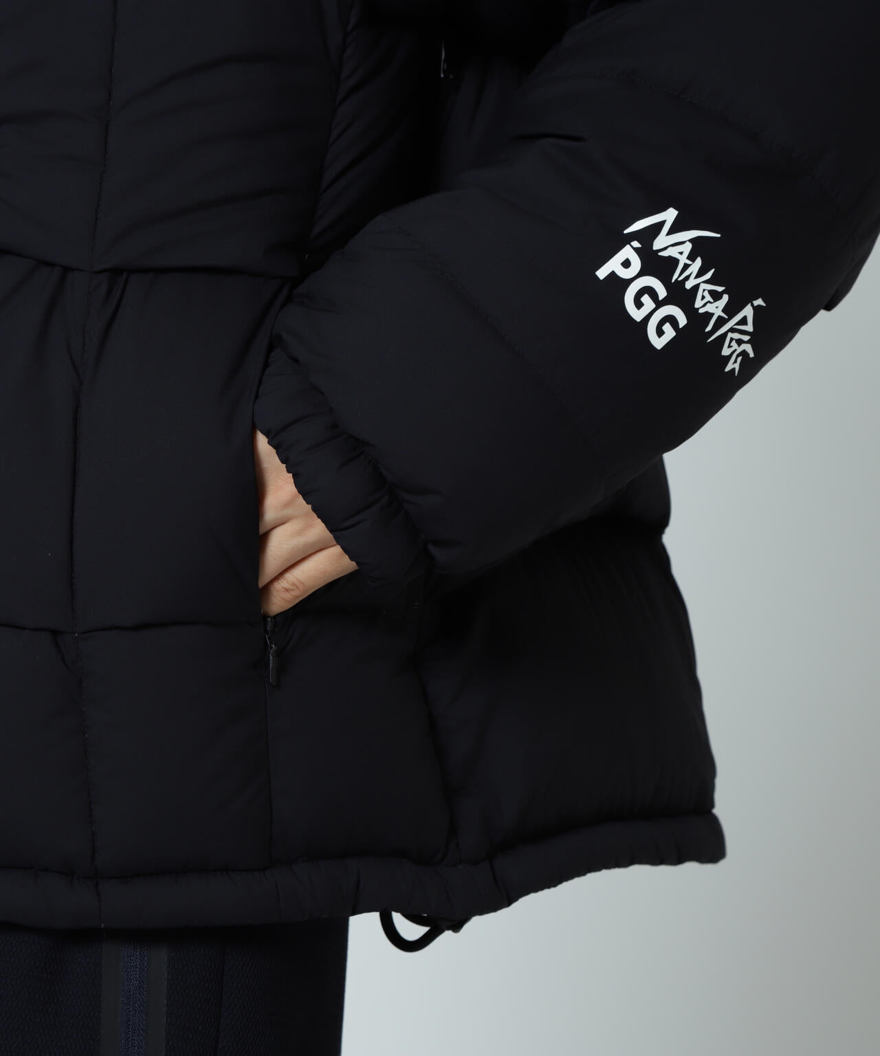 【PGG】【直営店舗&公式オンライン限定】NANGA×PGG Nyメカニカルストレッチダウンフーディブルゾン (MENS)