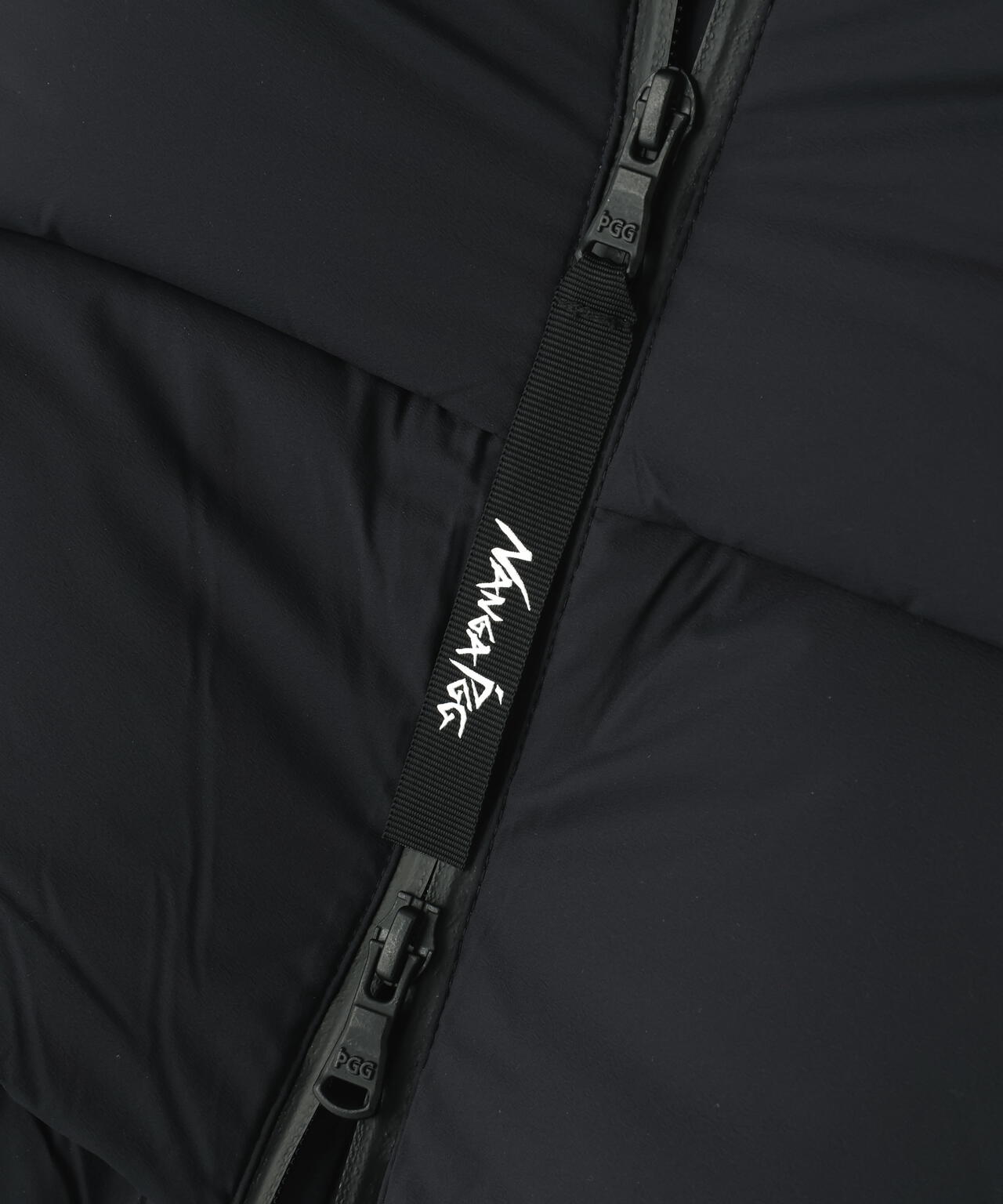 【PGG】【直営店舗&公式オンライン限定】NANGA×PGG Nyメカニカルストレッチダウンフーディブルゾン (MENS)