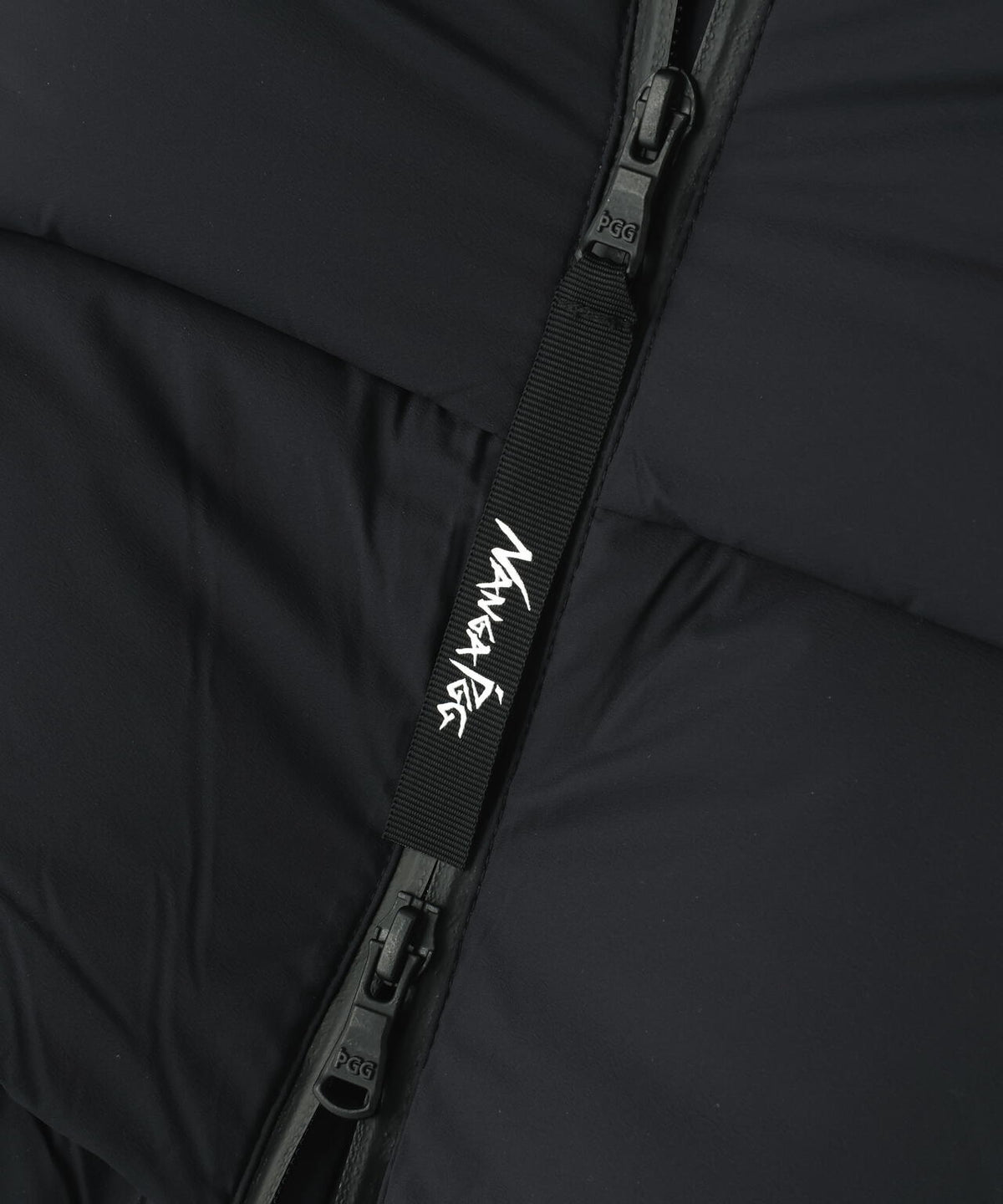 【PGG】【直営店舗&公式オンライン限定】NANGA×PGG Nyメカニカルストレッチダウンフーディブルゾン (MENS)