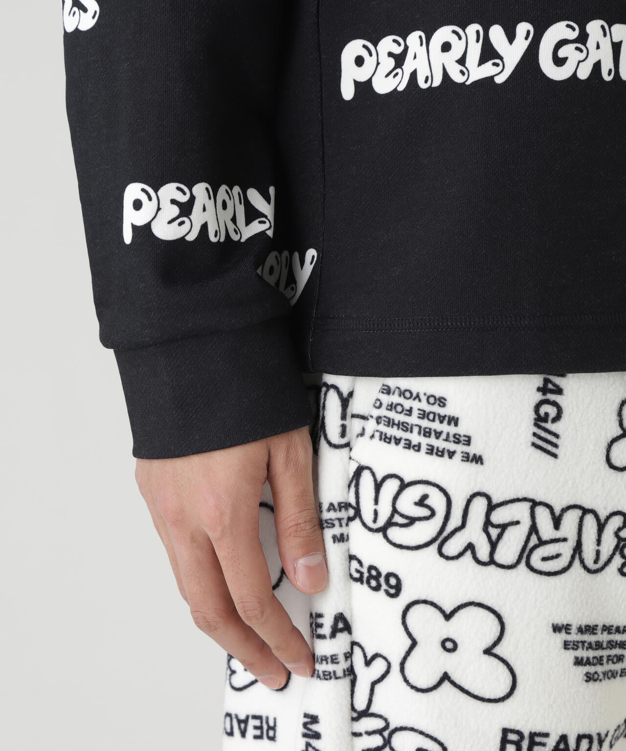 Cソロナ裏毛長袖ハイネックカットソー <ぷっくりロゴ柄>