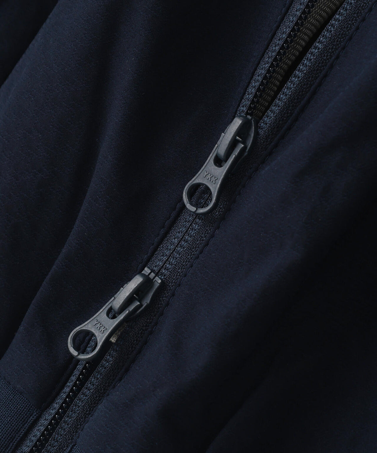 Peメカニカルストレッチ手裏剣ジャガードクルーネックブルゾン (MENS)
