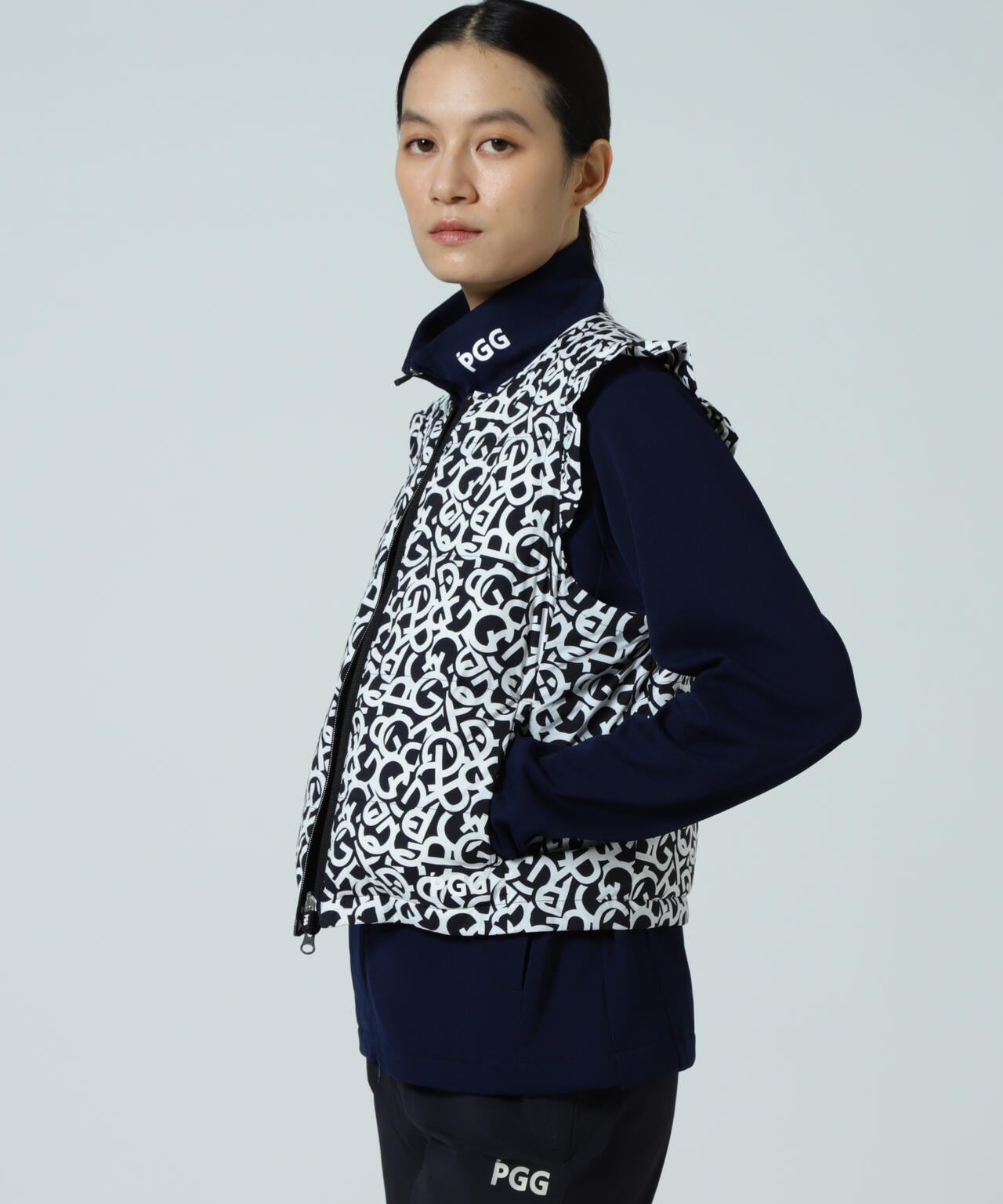 【PGG】【直営店舗&公式オンライン限定】Nyストレッチリップストップフルジップ中綿ベスト <ロゴ総柄> (LADIES)