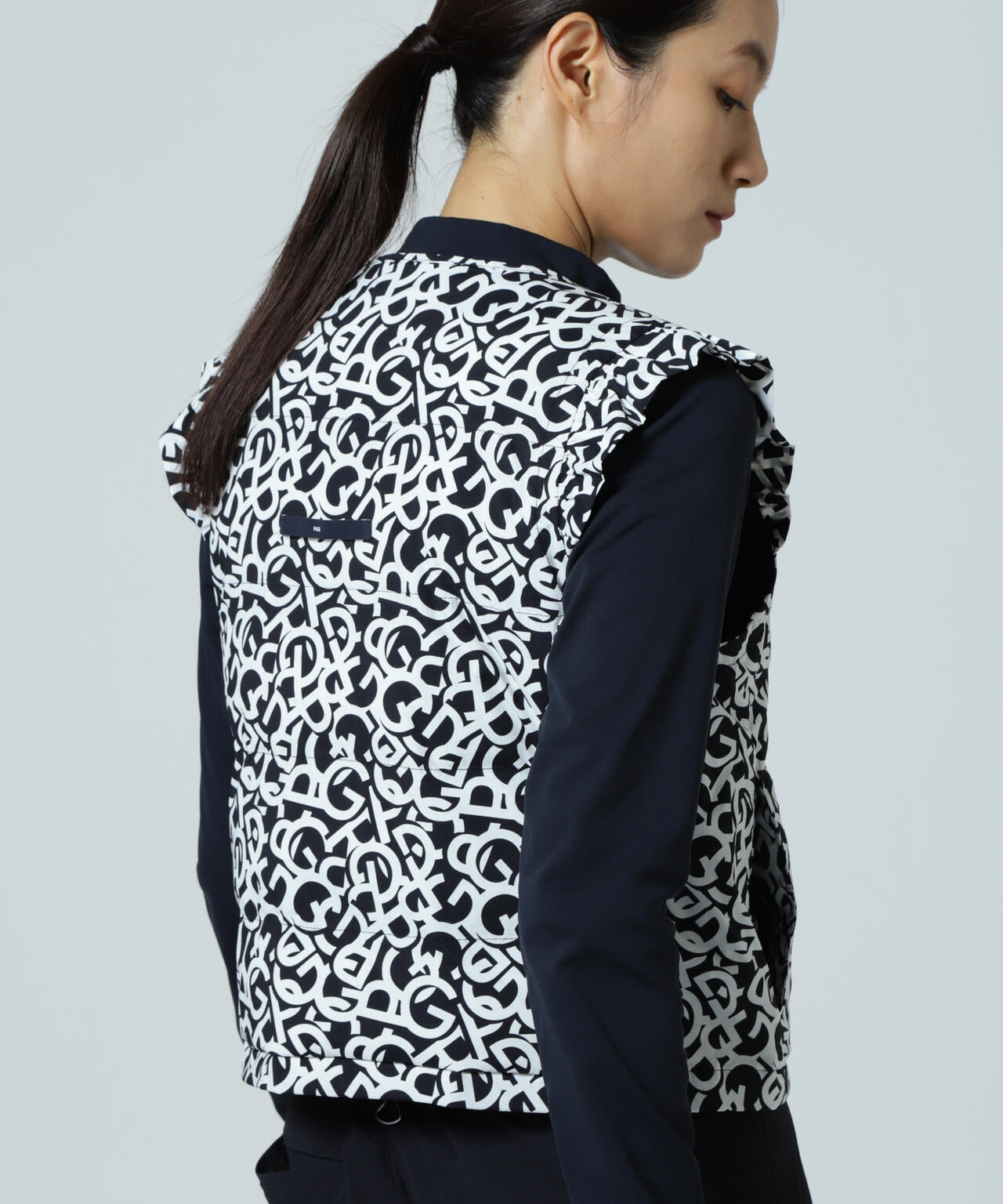 【PGG】【直営店舗&公式オンライン限定】Nyストレッチリップストップフルジップ中綿ベスト <ロゴ総柄> (LADIES)