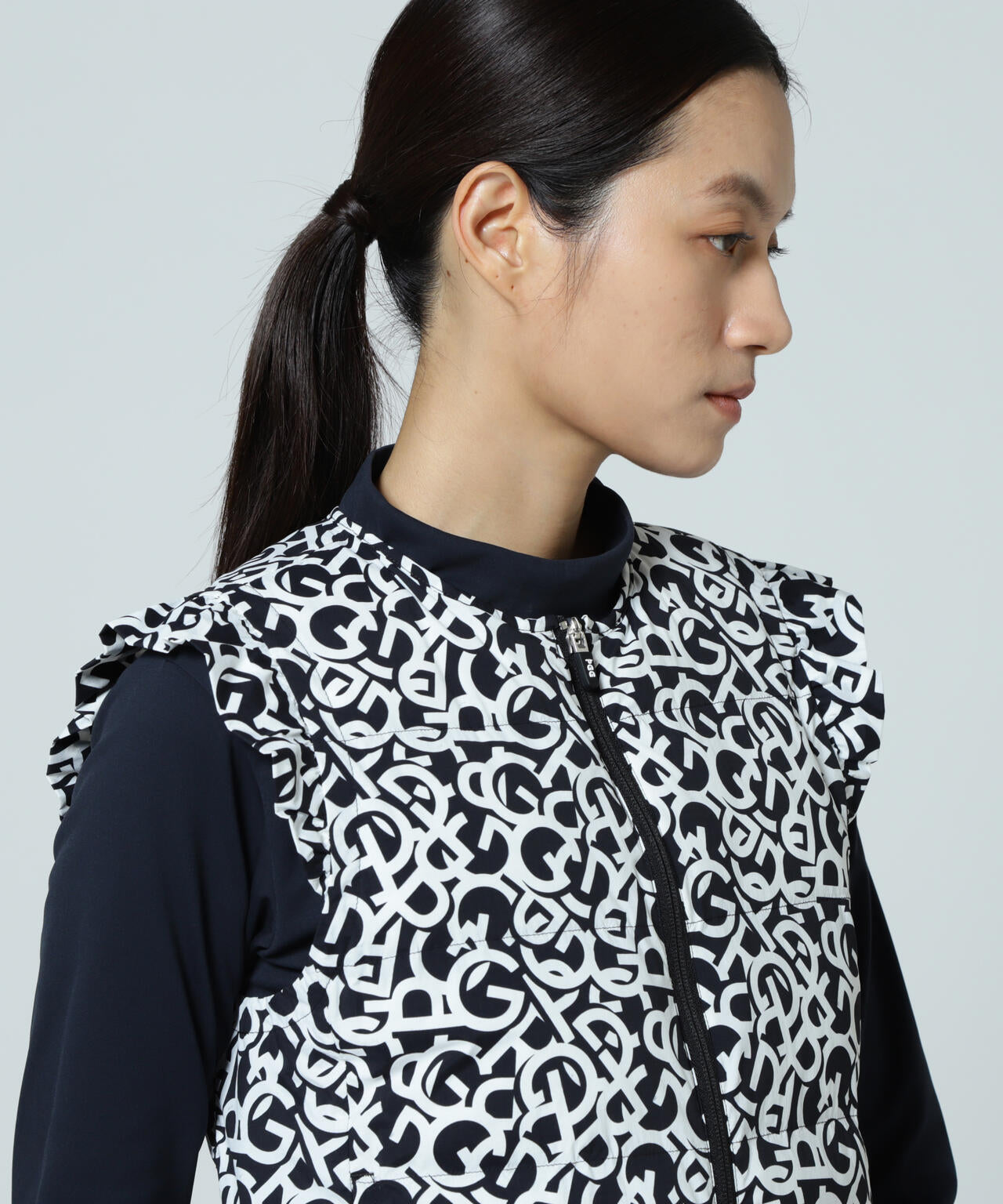 【PGG】【直営店舗&公式オンライン限定】Nyストレッチリップストップフルジップ中綿ベスト <ロゴ総柄> (LADIES)