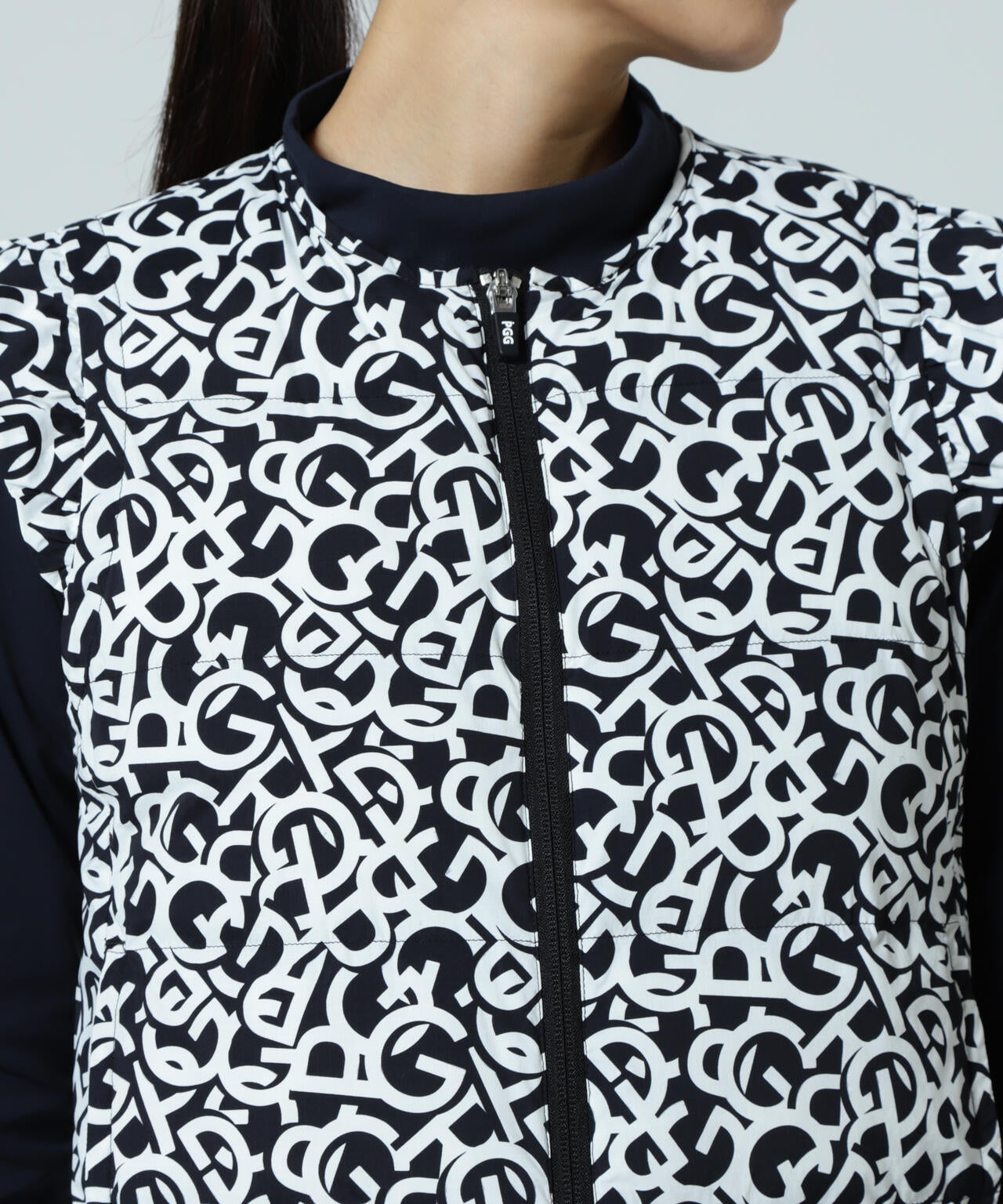 【PGG】【直営店舗&公式オンライン限定】Nyストレッチリップストップフルジップ中綿ベスト <ロゴ総柄> (LADIES)