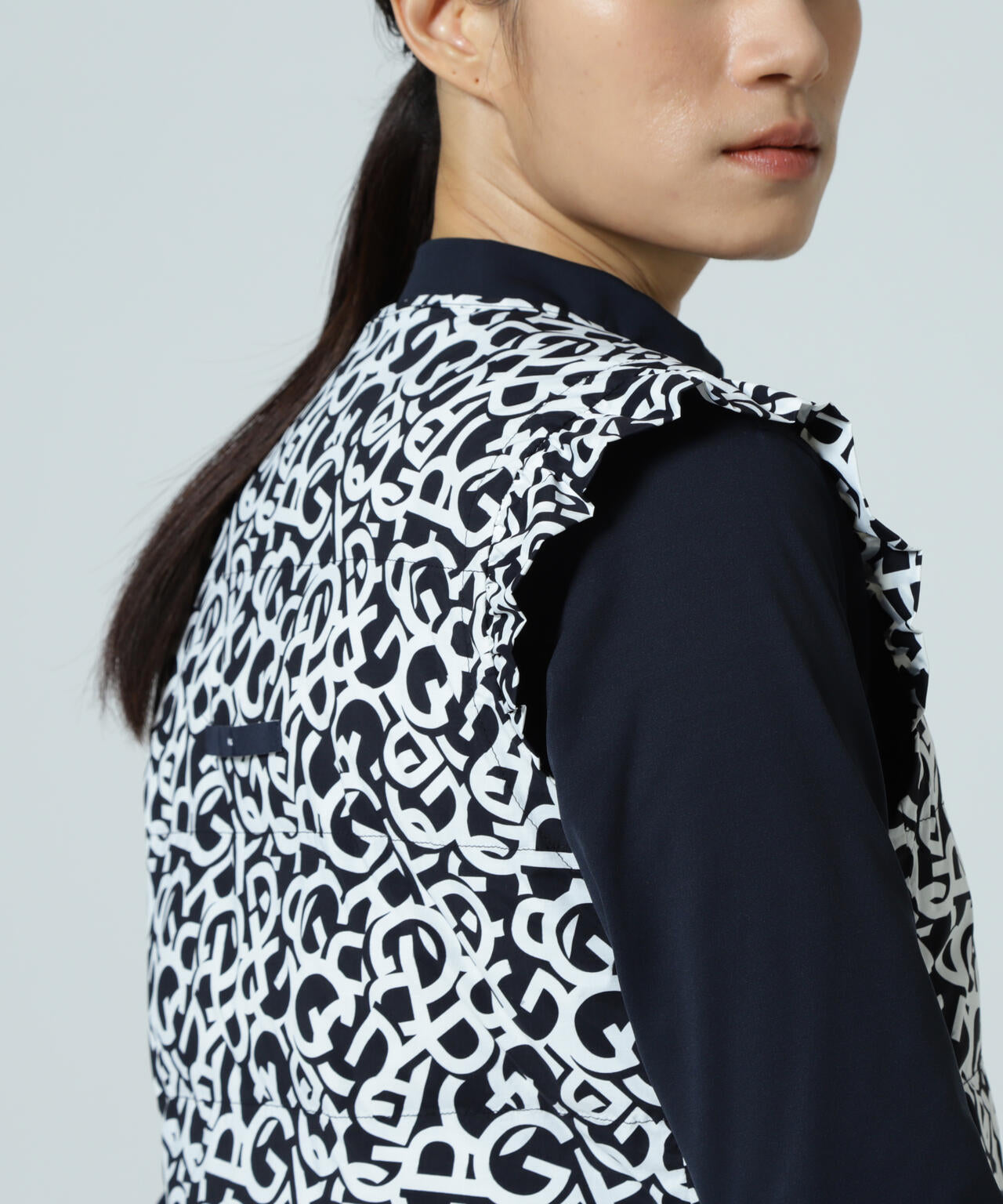 【PGG】【直営店舗&公式オンライン限定】Nyストレッチリップストップフルジップ中綿ベスト <ロゴ総柄> (LADIES)